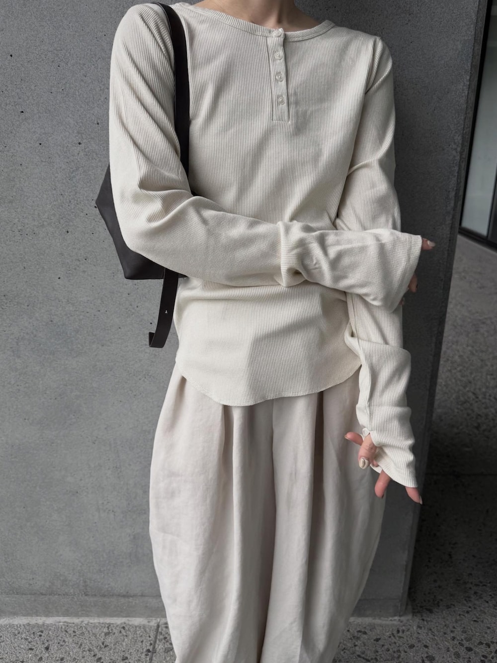 ホワイト系のTシャツ/カットソー、ベージュ系のその他シューズ、ホワイト系のその他パンツを着用したレディースの秋コーディネートの2枚目の写真