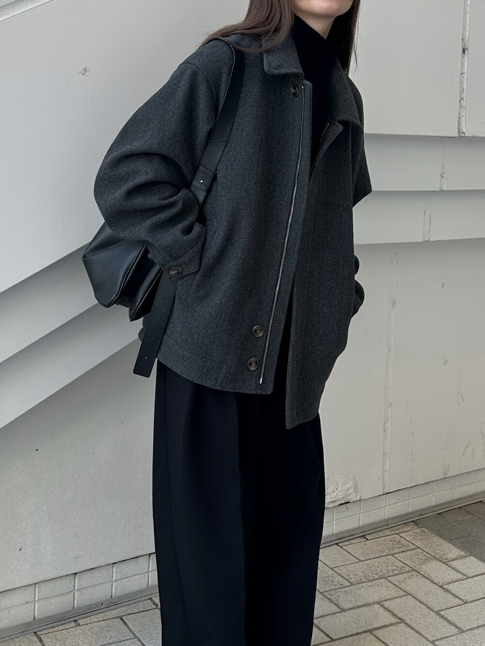 グレー系のその他アウター、ブラック系のニット/セーター、ブラック系のその他パンツを着用したレディースの冬コーディネートの5枚目の写真