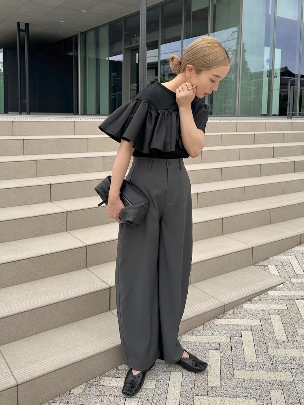 ブラック系のTシャツ/カットソー、グレー系のその他パンツ、ブラック系のバレエシューズを着用したレディースの夏コーディネートの2枚目の写真