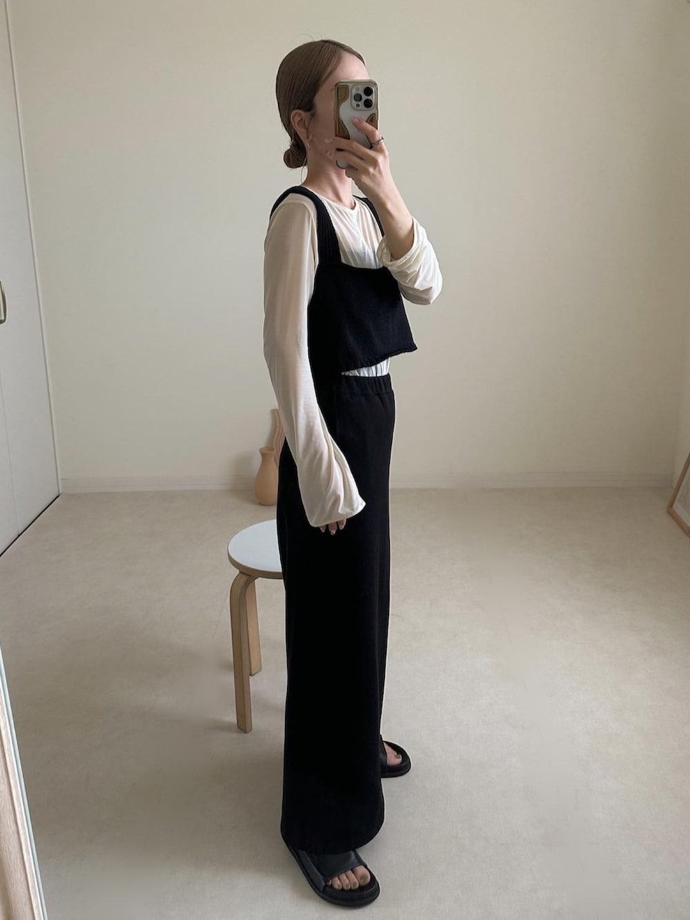 「キレイめカジュアル、初夏コーデ、ビスチェ、レイヤードスタイル、UNIQLO、ユニクロ、スカート、シンプル、韓国ファッション、シアートップス、サンダル、モノトーン」｜「select MOCA by sonの2023 SS バックスリットリラックスビスチェ（ベスト、ブラック系）」を使った、sonさん（レディース・159cm）の春コーディネートの3枚目の写真