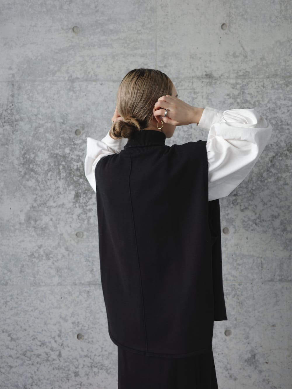 ブラック系のベスト、ブラック系のスカート、ホワイト系のシャツ/ブラウスを着用したレディースの夏コーディネートの4枚目の写真