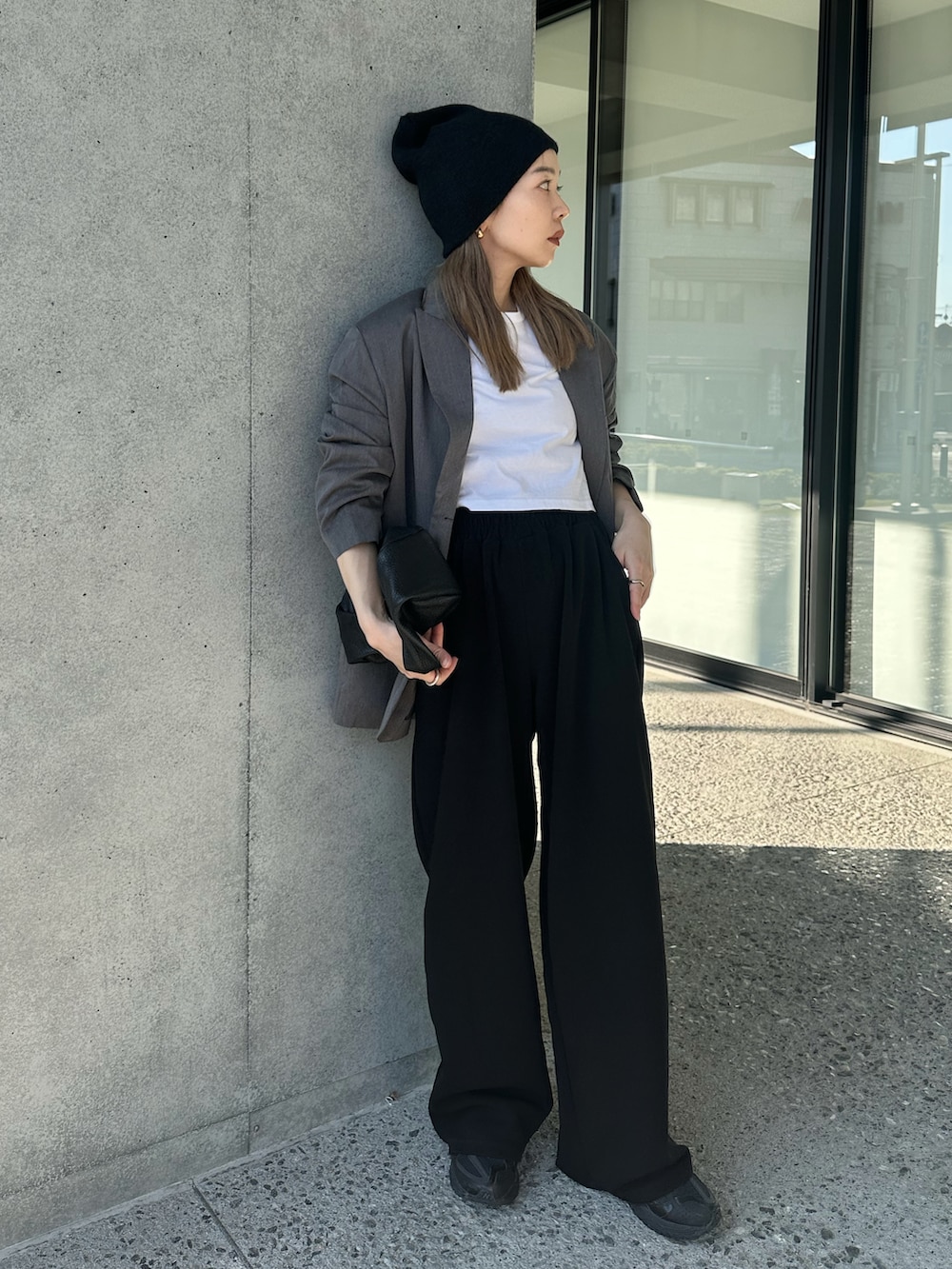 グレー系のテーラードジャケット、ホワイト系のTシャツ/カットソー、ブラック系のスウェットパンツを着用したレディースの秋コーディネートの5枚目の写真
