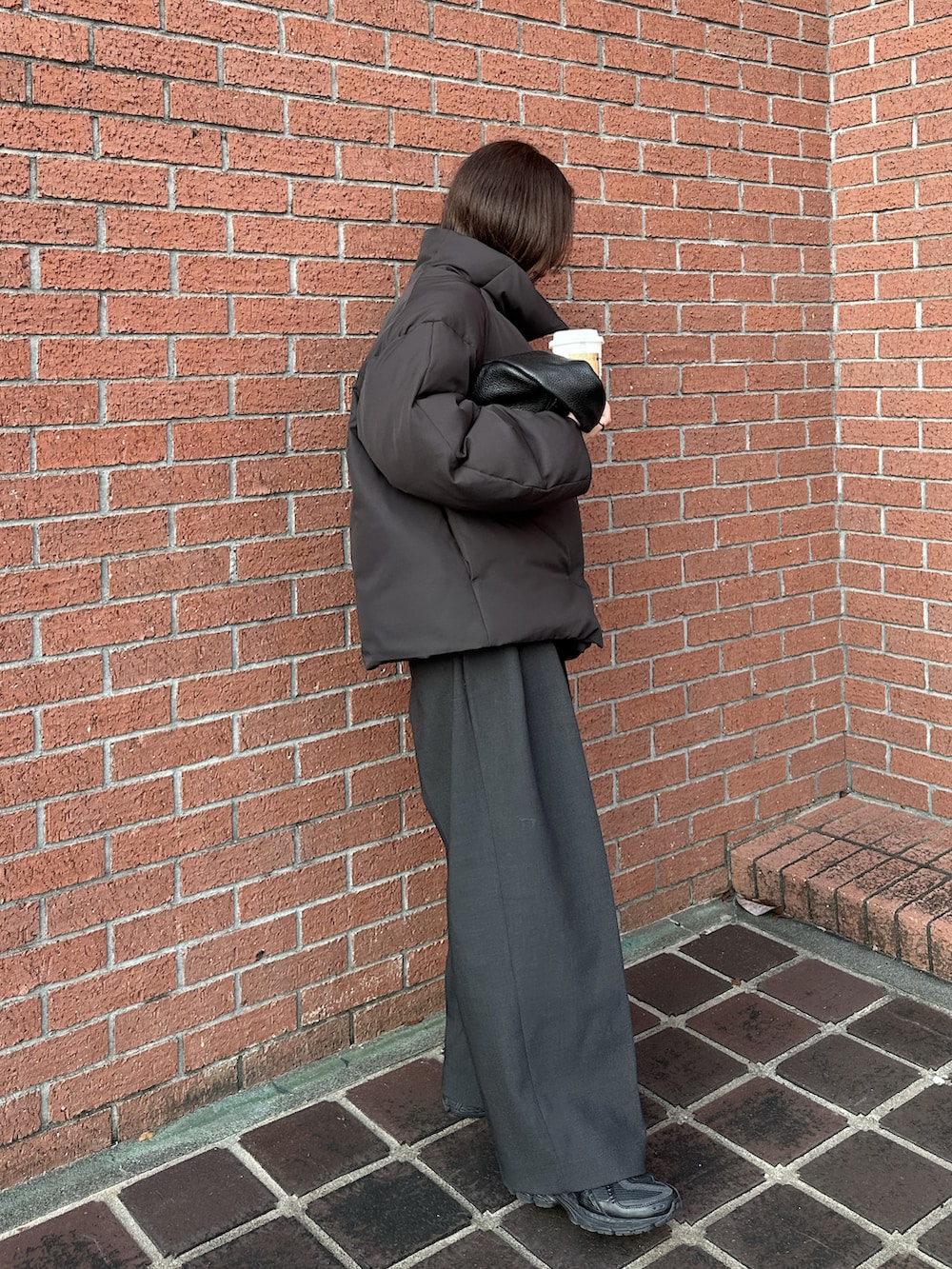 グレー系のダウンジャケット/コート、グレー系のその他パンツ、ブラック系のスニーカーを着用したレディースの冬コーディネートの4枚目の写真