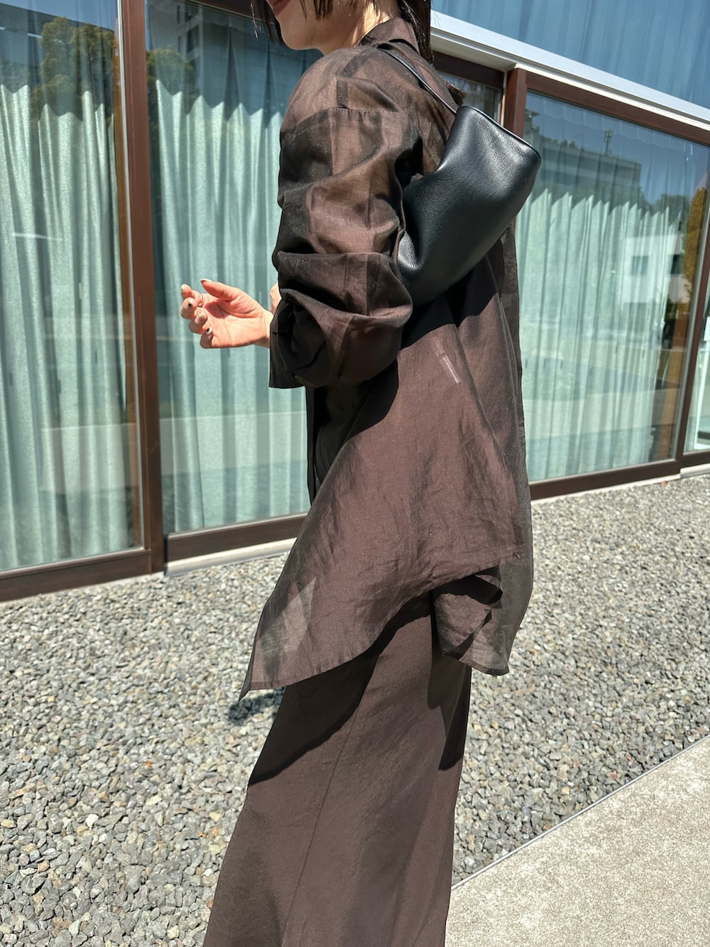 ブラウン系のシャツ/ブラウス、ブラウン系のキャミソール、ブラウン系のスカートを着用したレディースの春コーディネートの2枚目の写真