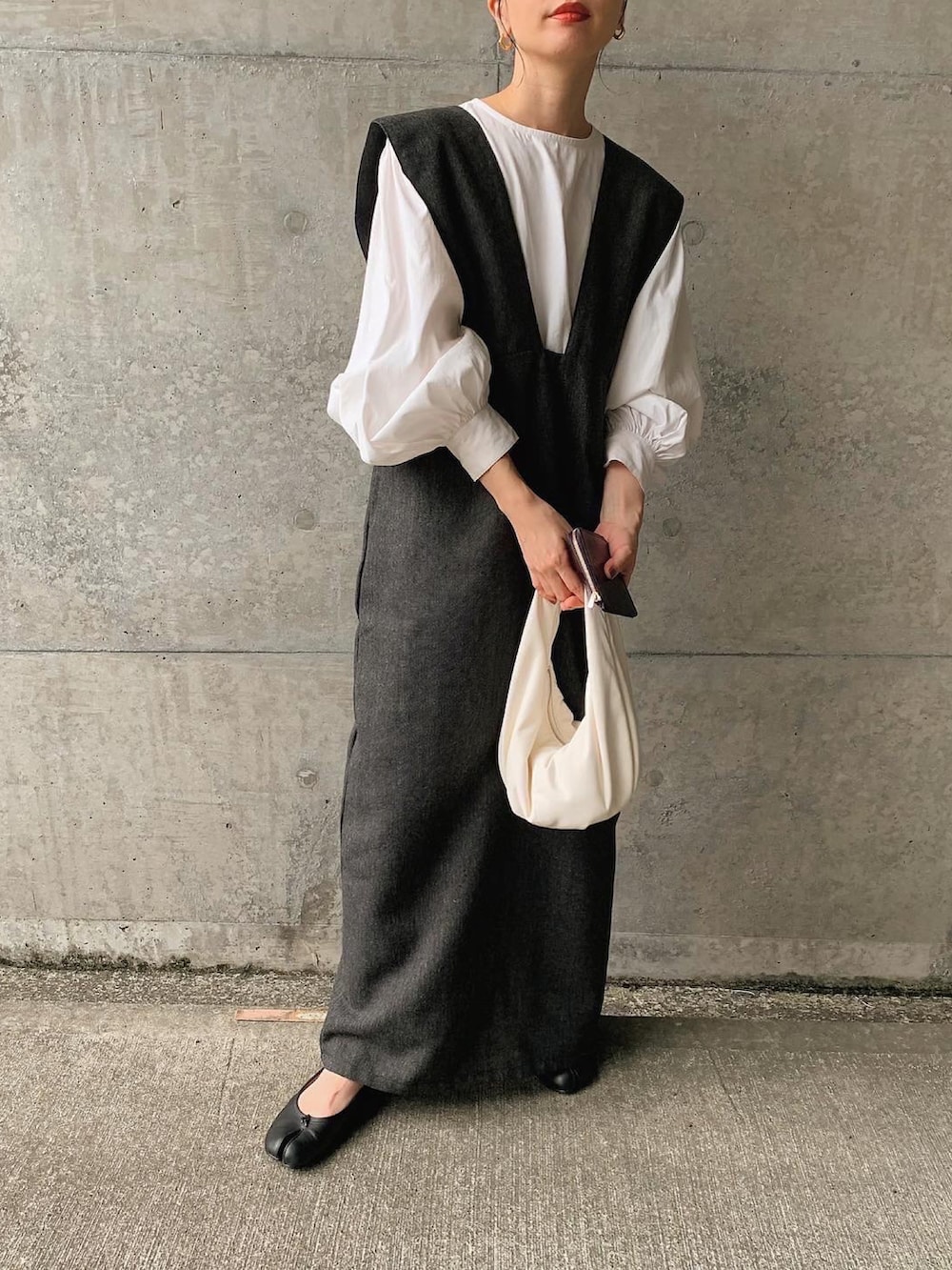 ホワイト系のシャツ/ブラウス、ホワイト系のハンドバッグ、ブラック系のバレエシューズを着用したレディースの秋コーディネートの2枚目の写真