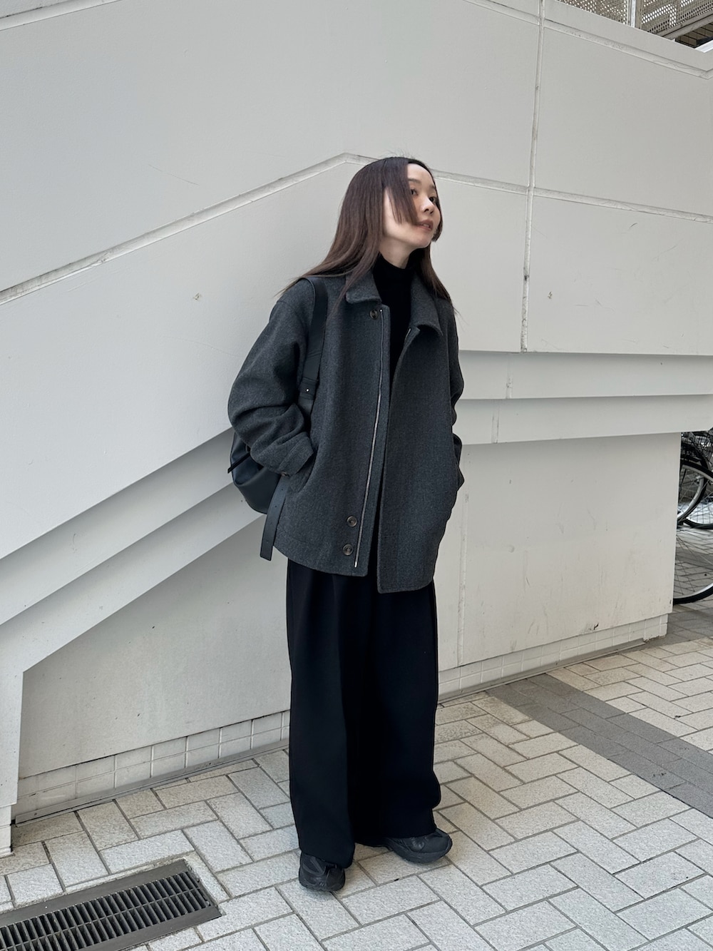 グレー系のその他アウター、ブラック系のニット/セーター、ブラック系のその他パンツを着用したレディースの冬コーディネートの3枚目の写真