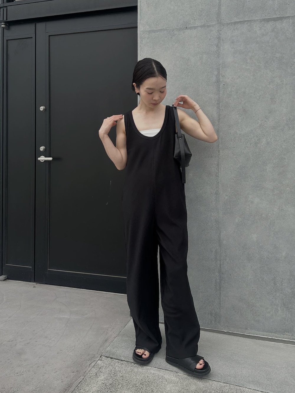 「夏ルックで気分アップ、オールインワン、サロペット、モノトーン、モノトーンコーデ、夏服コーデ、オトナカジュアル、オトナ女子、ゆるコーデ」｜「feepurの【TALLサイズあり】リラックスロンパース（サロペット/オーバーオール、ブラック系）」を使った、sonさん（レディース・159cm）の夏コーディネートの2枚目の写真