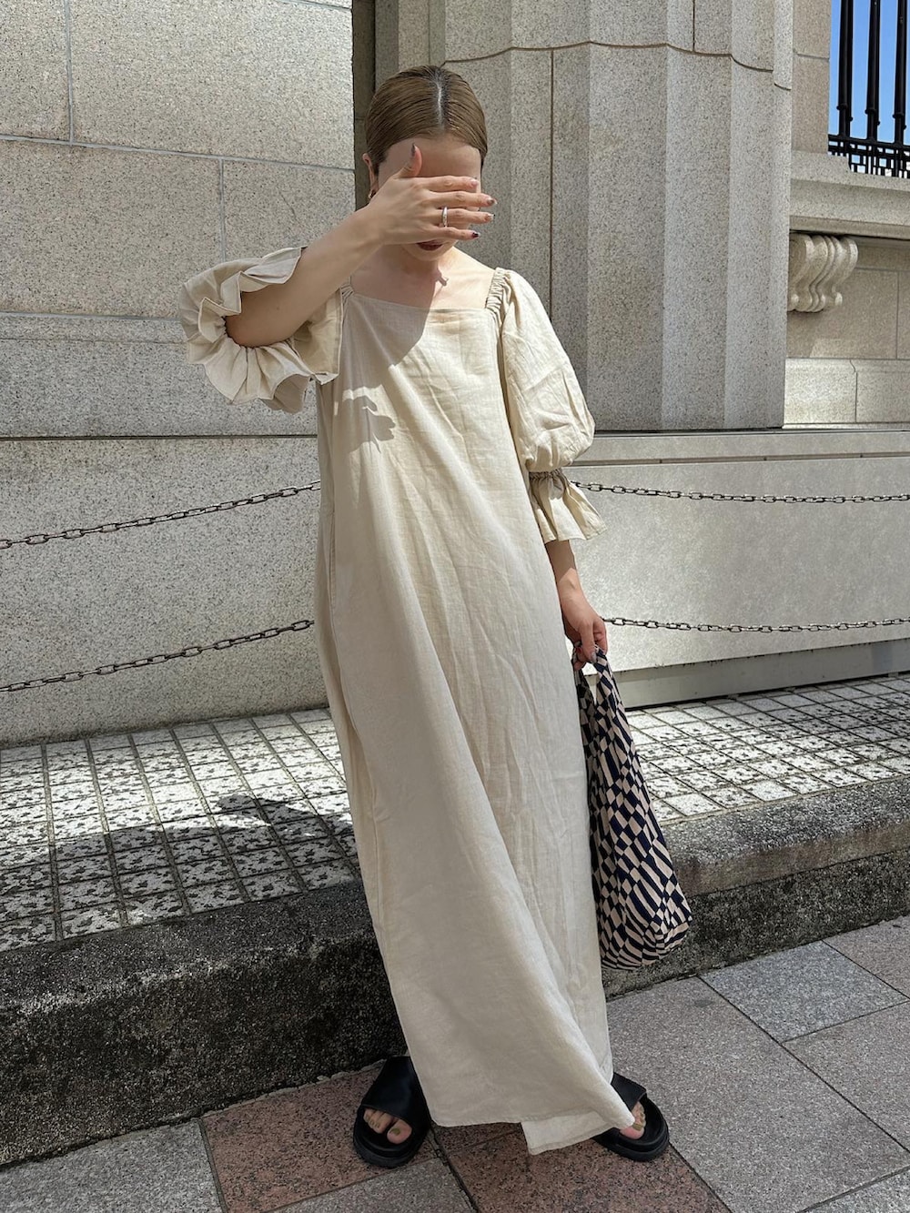 「アツいコーデ全部見せ、夏セールで買いました、秋服準備はじめました、ボリューム袖、ワンピース、ベージュ、ハンドバッグ、サンダル、シンプルコーデ、休日スタイル、韓国ファッション、淡色コーデ」｜「CIAOPANIC TYPYのボリュームスリーブオフショルリネン混ワンピース（ワンピース、ホワイト系）」を使った、sonさん（レディース・159cm）の夏コーディネートの2枚目の写真