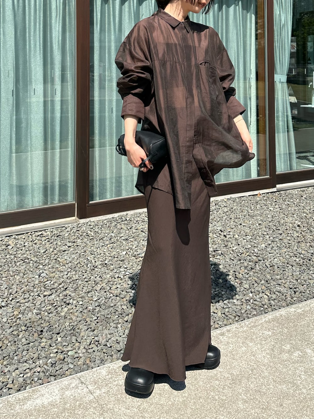 ブラウン系のシャツ/ブラウス、ブラウン系のキャミソール、ブラウン系のスカートを着用したレディースの春コーディネートの4枚目の写真