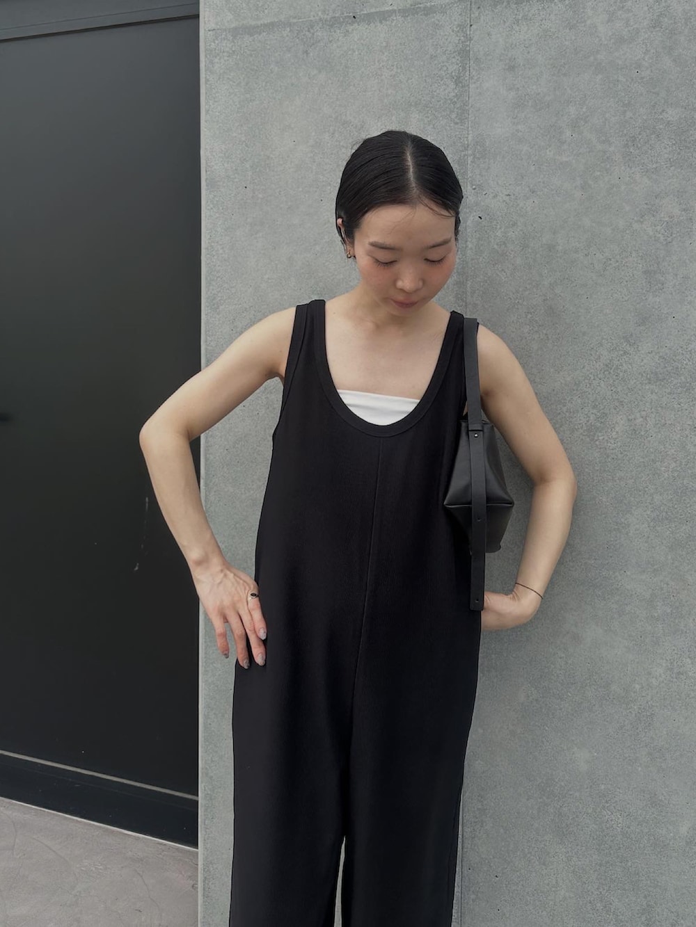 「夏ルックで気分アップ、オールインワン、サロペット、モノトーン、モノトーンコーデ、夏服コーデ、オトナカジュアル、オトナ女子、ゆるコーデ」｜「feepurの【TALLサイズあり】リラックスロンパース（サロペット/オーバーオール、ブラック系）」を使った、sonさん（レディース・159cm）の夏コーディネートの5枚目の写真