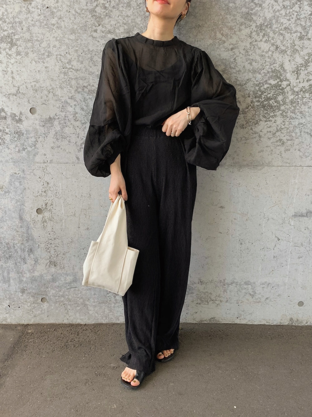 ブラック系のシャツ/ブラウス、ブラック系のキャミソール、ブラック系のその他パンツを着用したレディースの春コーディネートの2枚目の写真