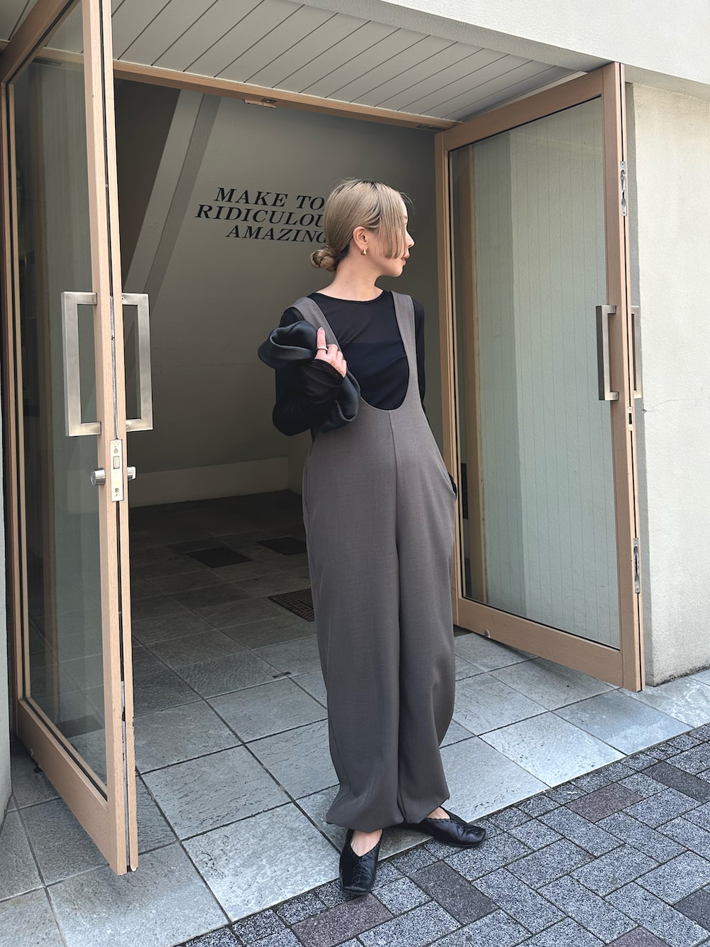 ブラウン系のサロペット/オーバーオール、ブラック系のTシャツ/カットソー、ブラック系のキャミソールを着用したレディースの秋コーディネートの5枚目の写真