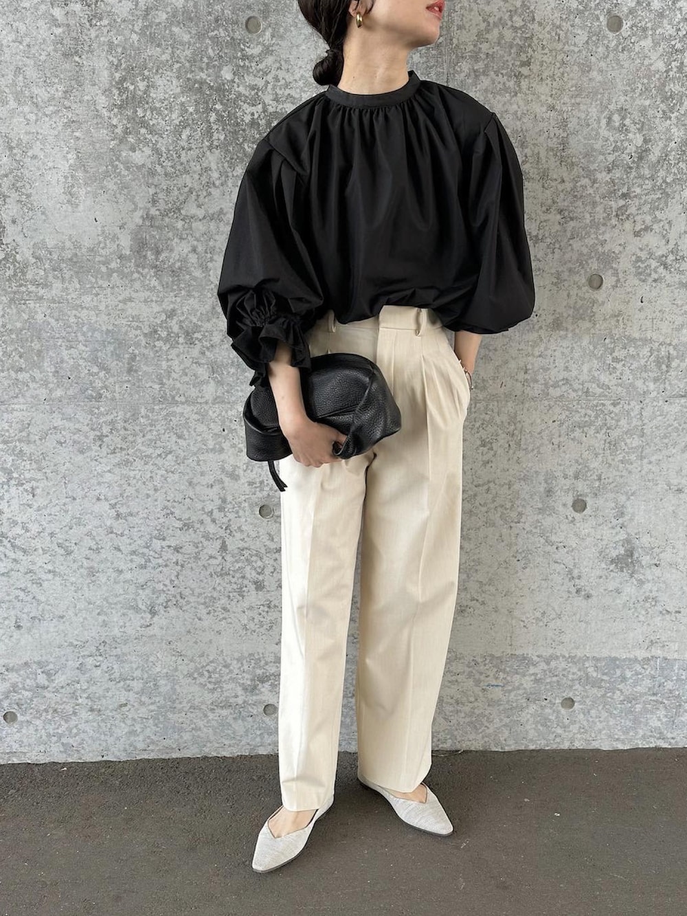 ベージュ系のその他シューズ、ブラック系のシャツ/ブラウス、グレー系のパンツを着用したレディースの春コーディネートの4枚目の写真