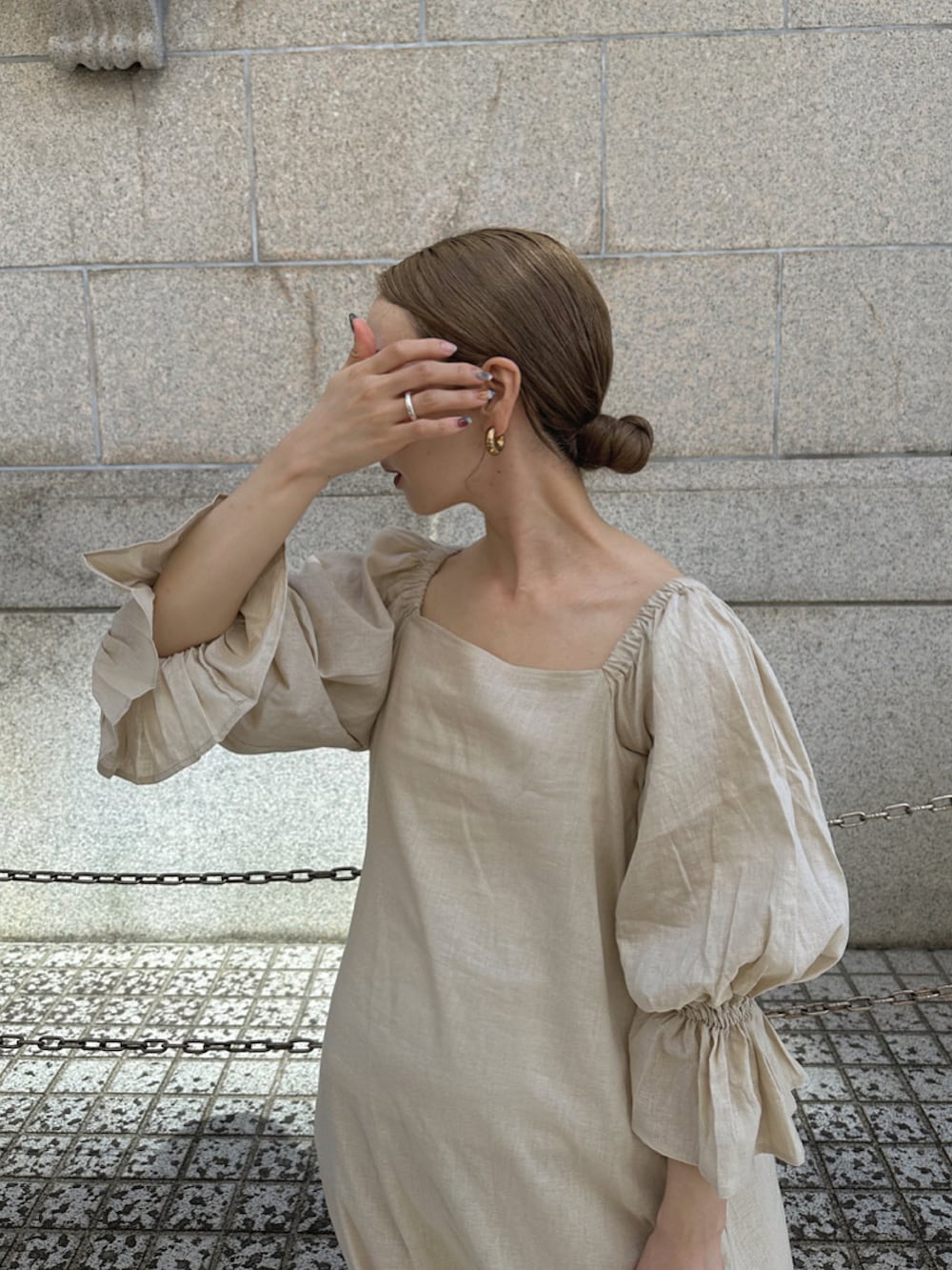 「アツいコーデ全部見せ、夏セールで買いました、秋服準備はじめました、ボリューム袖、ワンピース、ベージュ、ハンドバッグ、サンダル、シンプルコーデ、休日スタイル、韓国ファッション、淡色コーデ」｜「CIAOPANIC TYPYのボリュームスリーブオフショルリネン混ワンピース（ワンピース、ホワイト系）」を使った、sonさん（レディース・159cm）の夏コーディネートの5枚目の写真