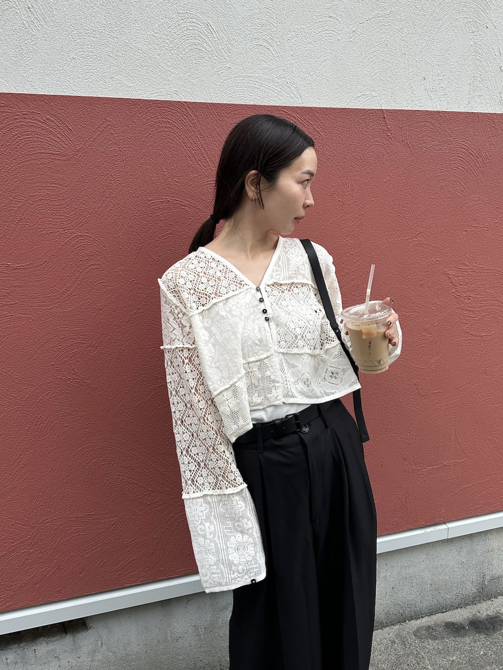 ホワイト系のカーディガン/ボレロ、ブラック系のスラックス、ブラック系のスニーカーを着用したレディースの春コーディネートの3枚目の写真