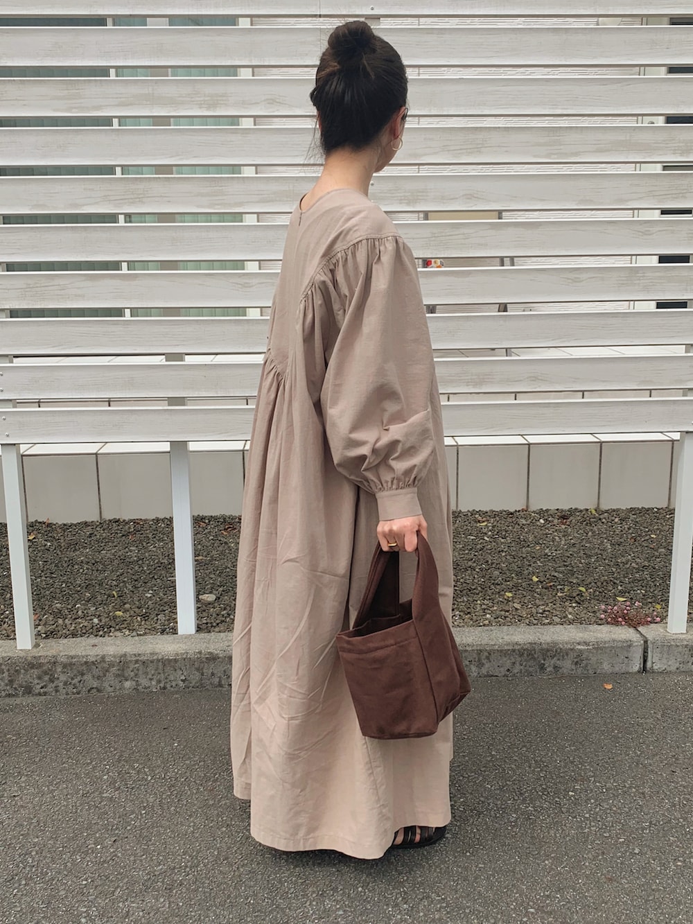 ベージュ系のワンピース/ドレス、ホワイト系のトートバッグ、ブラウン系のサンダルを着用したレディースの春コーディネートの2枚目の写真