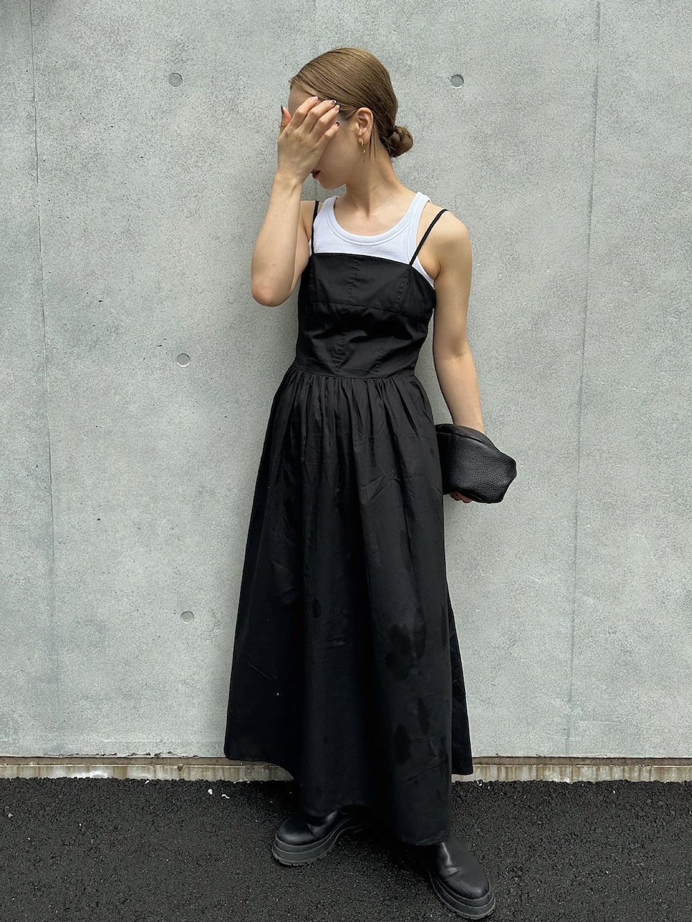 「アツいコーデ全部見せ、秋服準備はじめました、キャミワンピ、キャミワンピース、モノトーン、モノトーンコーデ、ブーツ、ワンピース、ハンドバッグ、休日スタイル、シンプルコーデ」｜「URBAN RESEARCH Sonny Labelのシャーリングキャミワンピース（ワンピース、ブラック系）」を使った、sonさん（レディース・159cm）の夏コーディネートの5枚目の写真