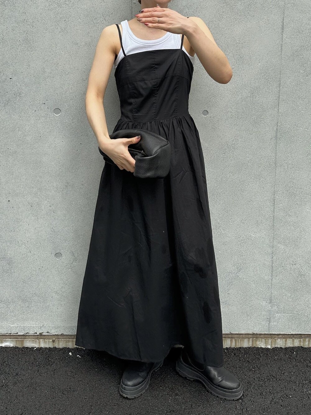 「アツいコーデ全部見せ、秋服準備はじめました、キャミワンピ、キャミワンピース、モノトーン、モノトーンコーデ、ブーツ、ワンピース、ハンドバッグ、休日スタイル、シンプルコーデ」｜「URBAN RESEARCH Sonny Labelのシャーリングキャミワンピース（ワンピース、ブラック系）」を使った、sonさん（レディース・159cm）の夏コーディネートの3枚目の写真