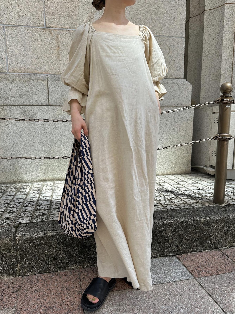 「アツいコーデ全部見せ、夏セールで買いました、秋服準備はじめました、ボリューム袖、ワンピース、ベージュ、ハンドバッグ、サンダル、シンプルコーデ、休日スタイル、韓国ファッション、淡色コーデ」｜「CIAOPANIC TYPYのボリュームスリーブオフショルリネン混ワンピース（ワンピース、ホワイト系）」を使った、sonさん（レディース・159cm）の夏コーディネートの4枚目の写真
