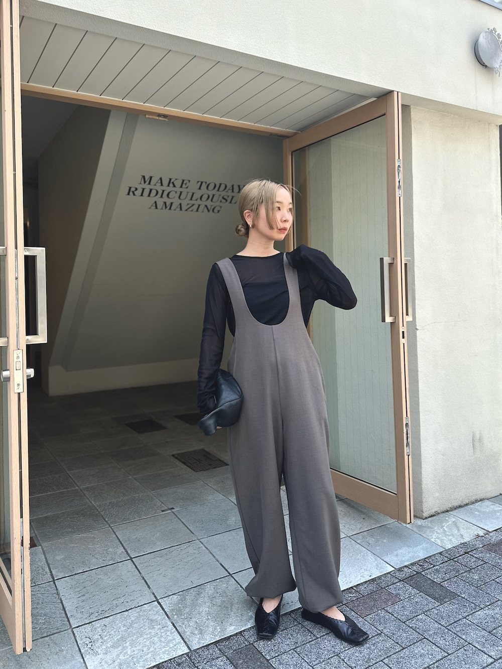 ブラウン系のサロペット/オーバーオール、ブラック系のTシャツ/カットソー、ブラック系のキャミソールを着用したレディースの秋コーディネートの2枚目の写真