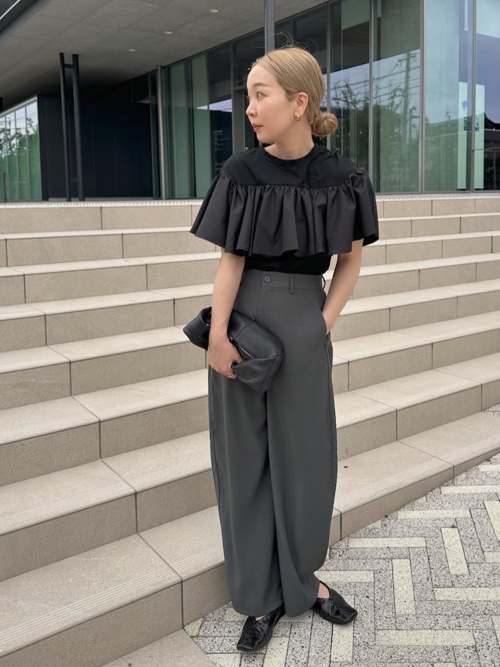 ブラック系のTシャツ/カットソー、グレー系のその他パンツ、ブラック系のバレエシューズを着用したレディースの夏コーディネートの3枚目の写真