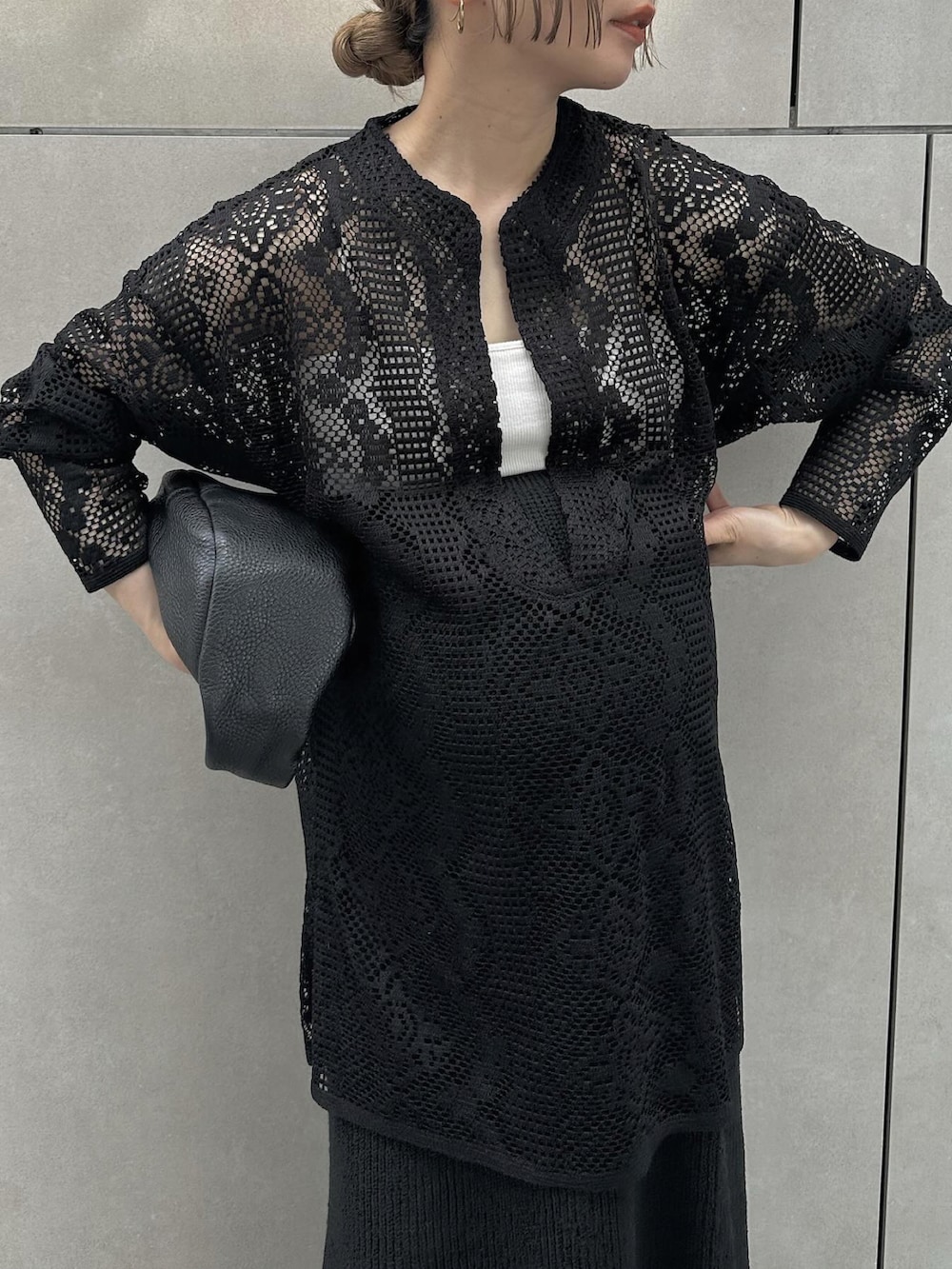 「春服みてみて、レース、モノトーン、モノトーンコーデ、シャツスタイル、スカート、ロングスカート、グルカサンダル、春コーデ、オトナ女子、ハンドバッグ」｜「select MOCA by sonのサマーニットロングスカート（スカート、ブラック系）」を使った、sonさん（レディース・159cm）の春コーディネートの4枚目の写真
