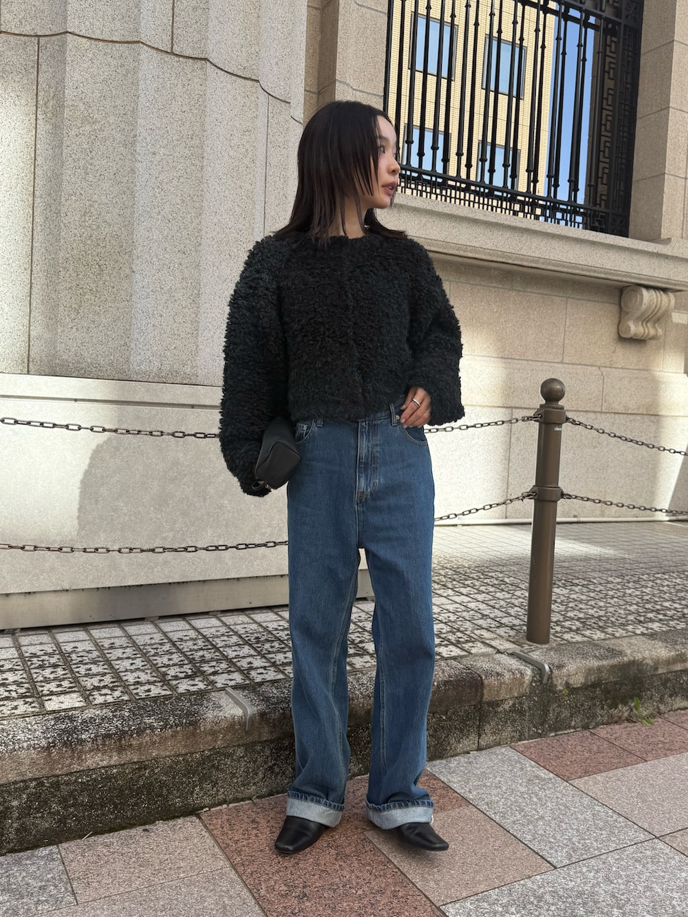 グレー系のカーディガン/ボレロ、ブルー系のデニムパンツ、ブラック系のスリッポンを着用したレディースの秋コーディネートの5枚目の写真