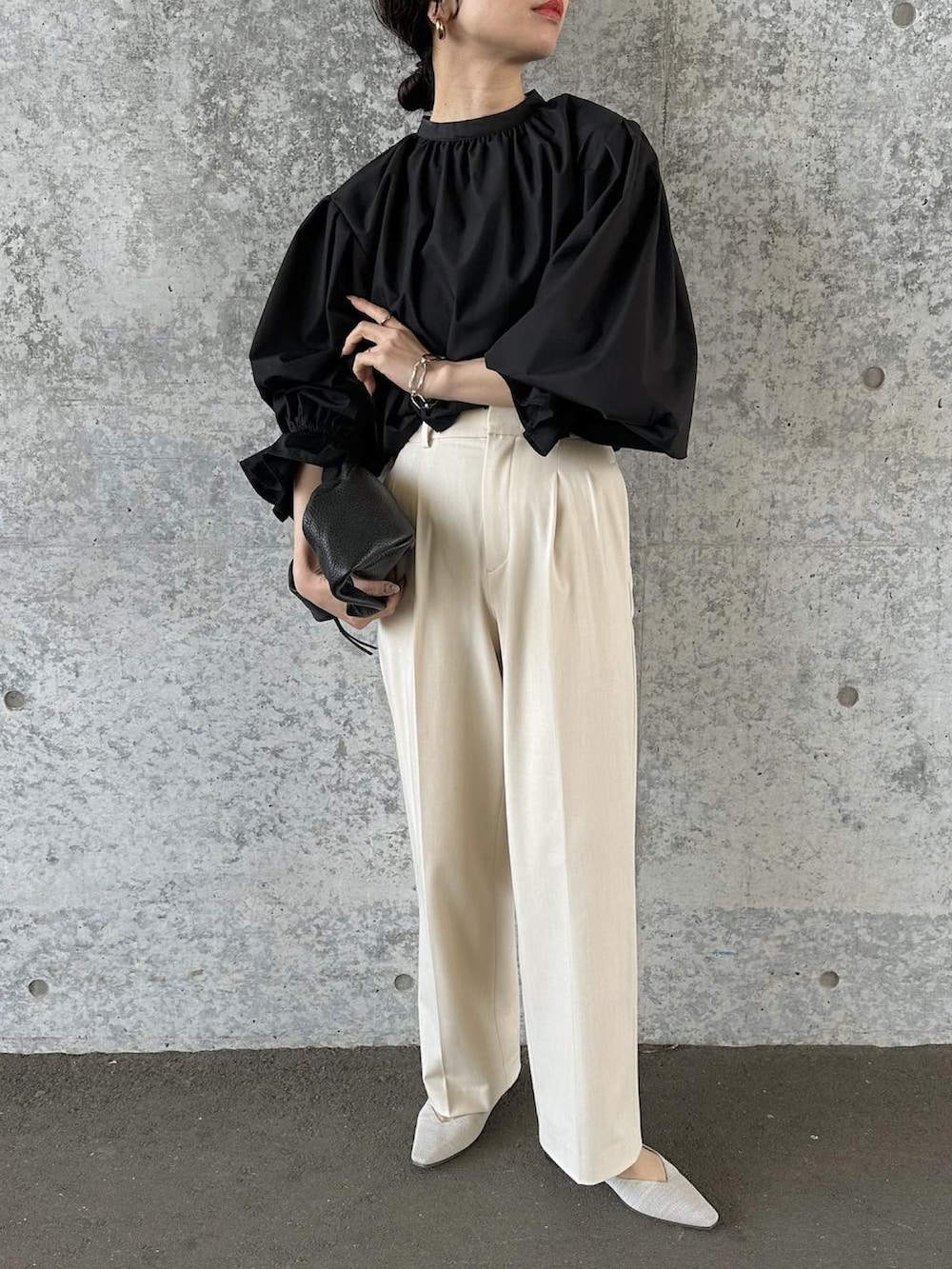 ベージュ系のその他シューズ、ブラック系のシャツ/ブラウス、グレー系のパンツを着用したレディースの春コーディネートの3枚目の写真