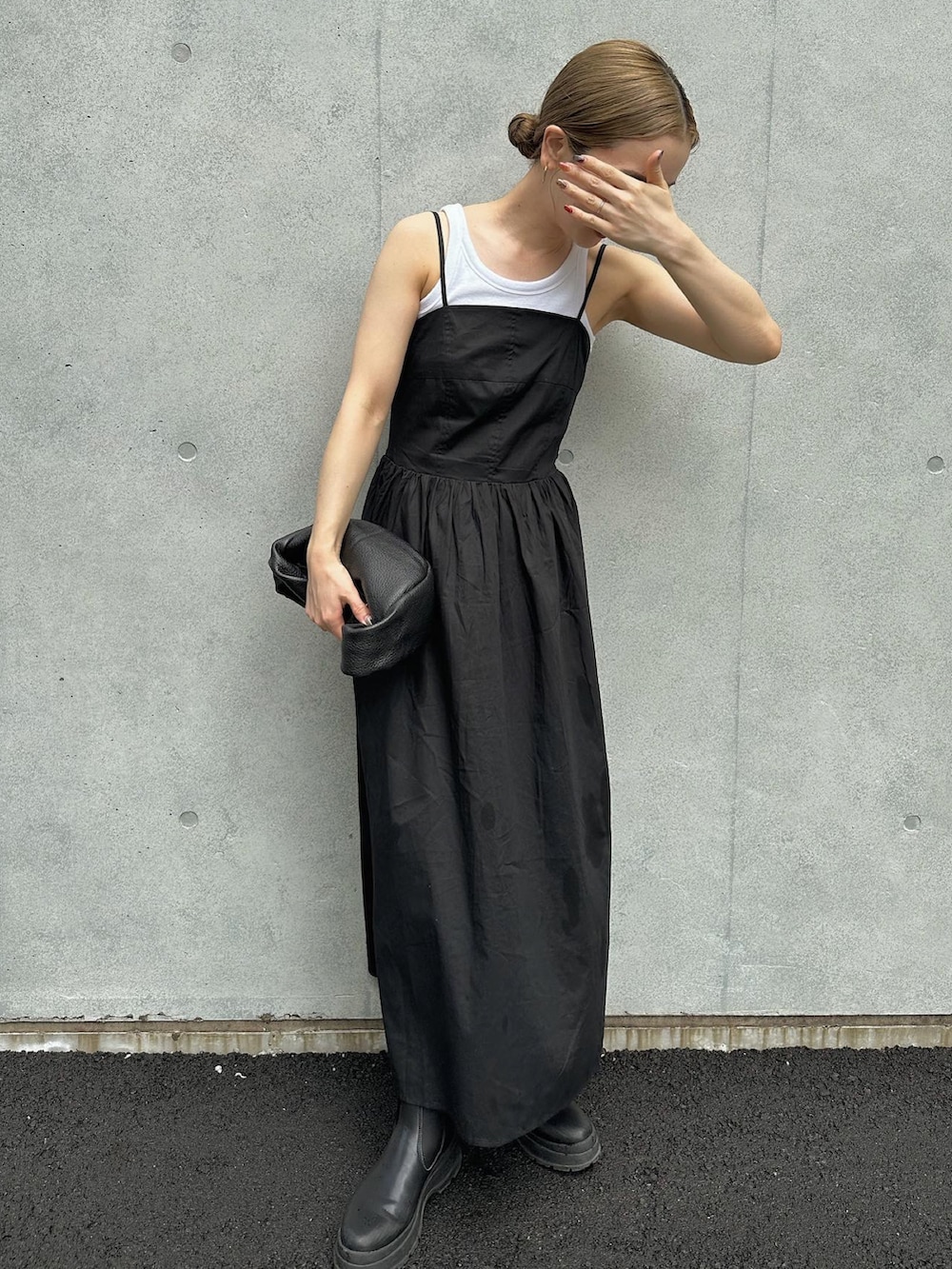 「アツいコーデ全部見せ、秋服準備はじめました、キャミワンピ、キャミワンピース、モノトーン、モノトーンコーデ、ブーツ、ワンピース、ハンドバッグ、休日スタイル、シンプルコーデ」｜「URBAN RESEARCH Sonny Labelのシャーリングキャミワンピース（ワンピース、ブラック系）」を使った、sonさん（レディース・159cm）の夏コーディネートの4枚目の写真