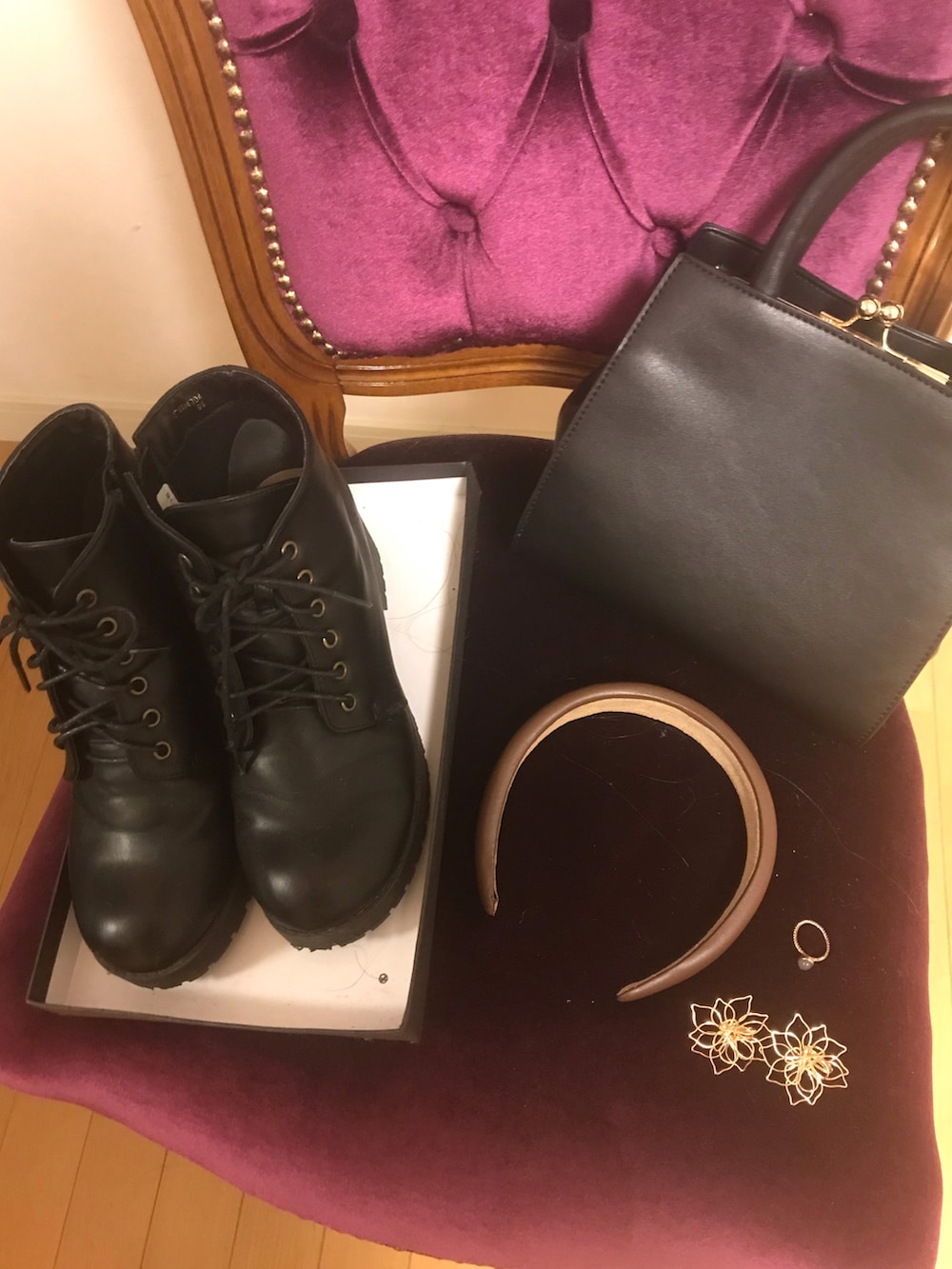 ブラウン系のスカート、ブラック系のブーティ、ブラック系のショルダーバッグを着用したレディースの冬コーディネートの2枚目の写真