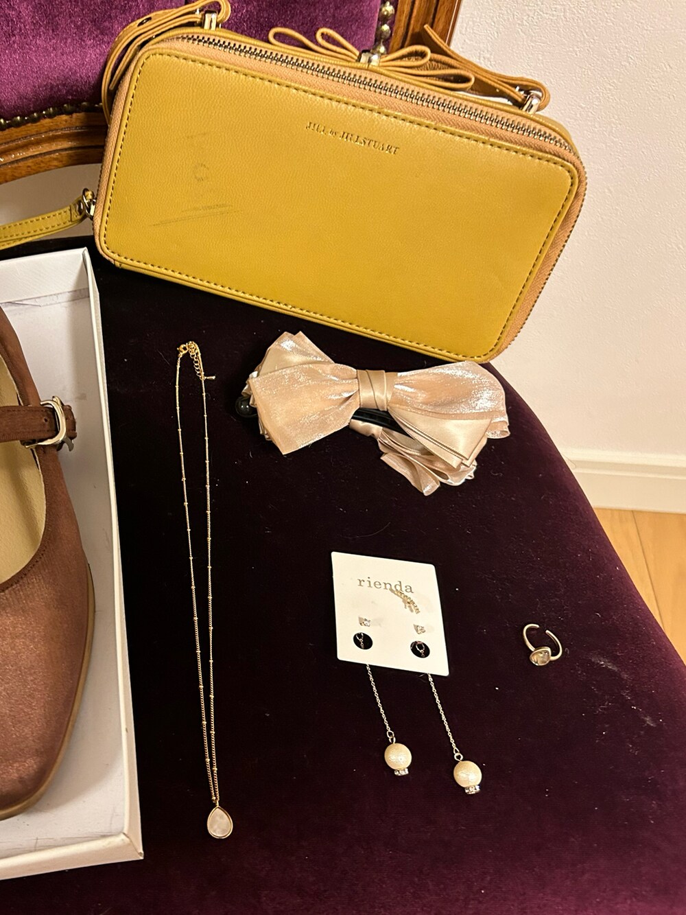 ピンク系のジャケット/アウター、ホワイト系のトップス、グリーン系のその他パンツを着用したレディースの春コーディネートの2枚目の写真