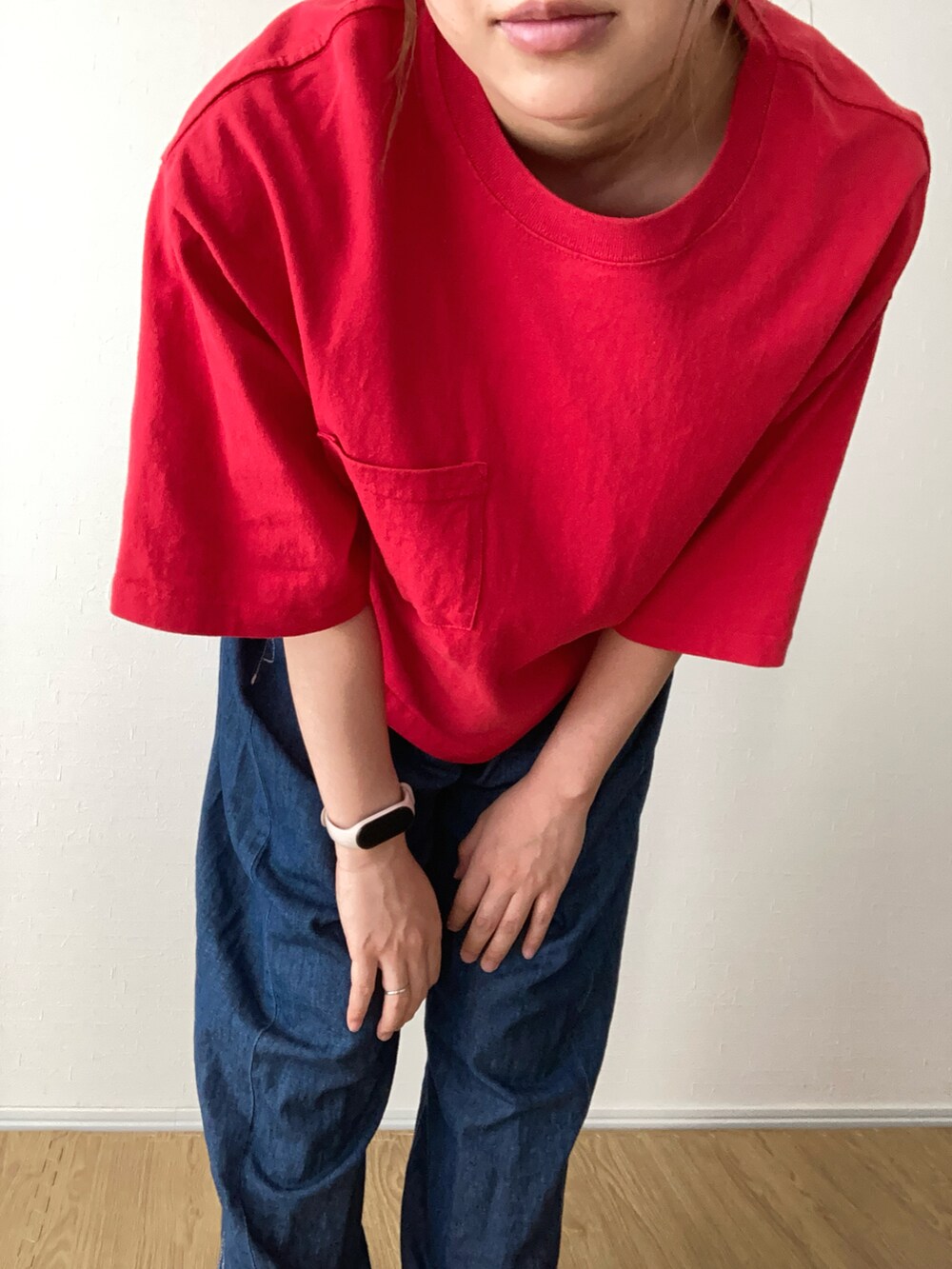 レッド系のTシャツ/カットソー、ブルー系のデニムパンツ、ゴールド系のリングを着用したレディースの夏コーディネートの2枚目の写真