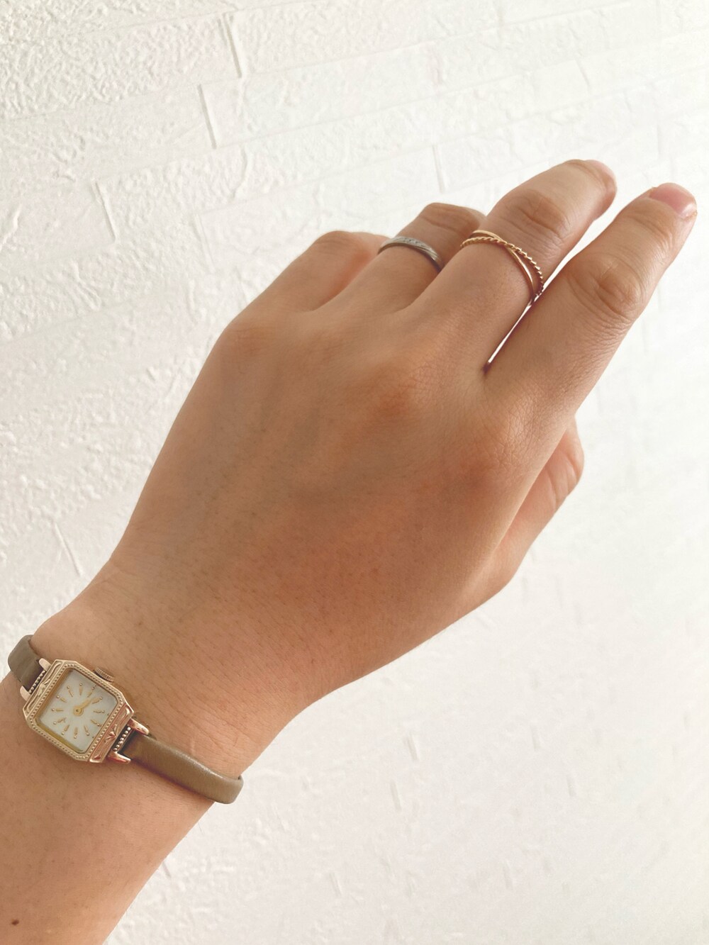 レッド系のTシャツ/カットソー、ブルー系のデニムパンツ、ゴールド系のリングを着用したレディースの夏コーディネートの3枚目の写真