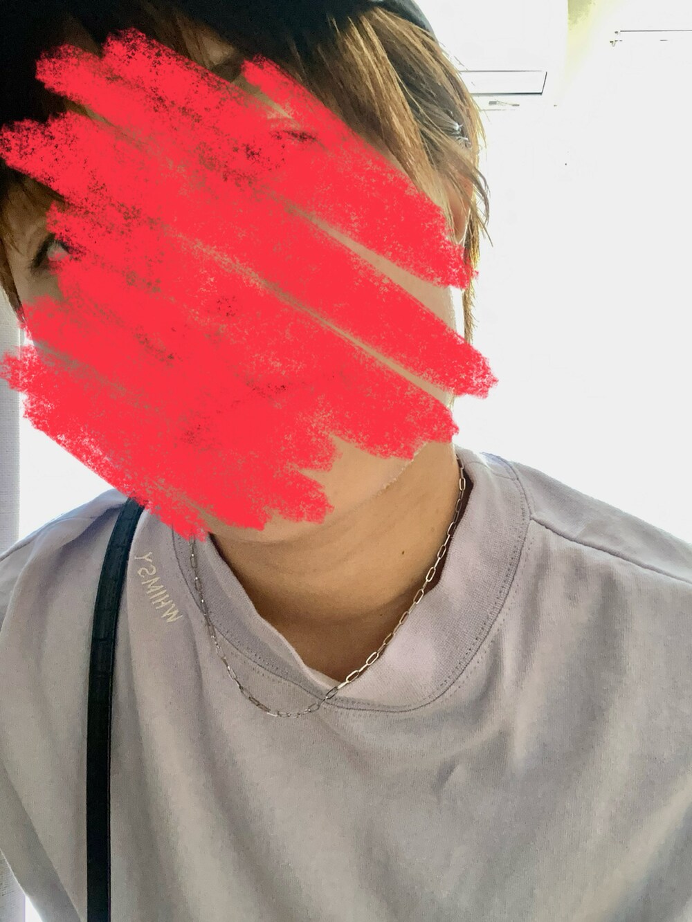 ホワイト系のパンツ、ブルー系のTシャツ/カットソー、ブラック系のショルダーバッグを着用したレディースの夏コーディネートの2枚目の写真