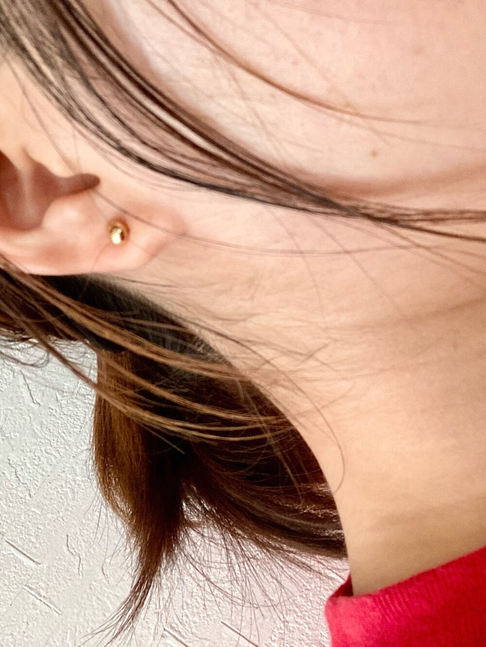 レッド系のTシャツ/カットソー、ブルー系のデニムパンツ、ゴールド系のリングを着用したレディースの夏コーディネートの4枚目の写真