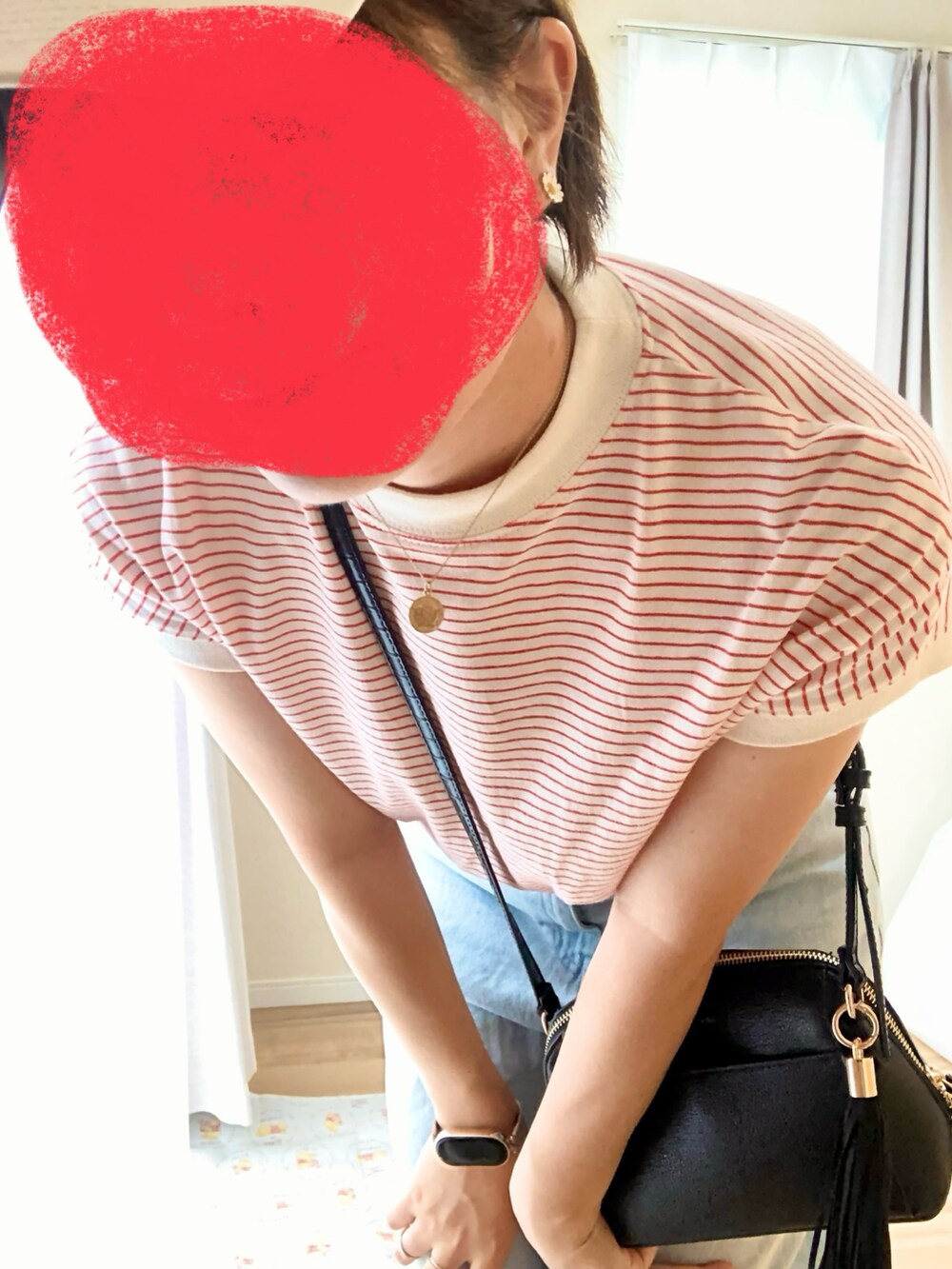 レッド系のTシャツ/カットソー、ブルー系のデニムパンツ、ブラック系のショルダーバッグを着用したレディースの夏コーディネートの2枚目の写真