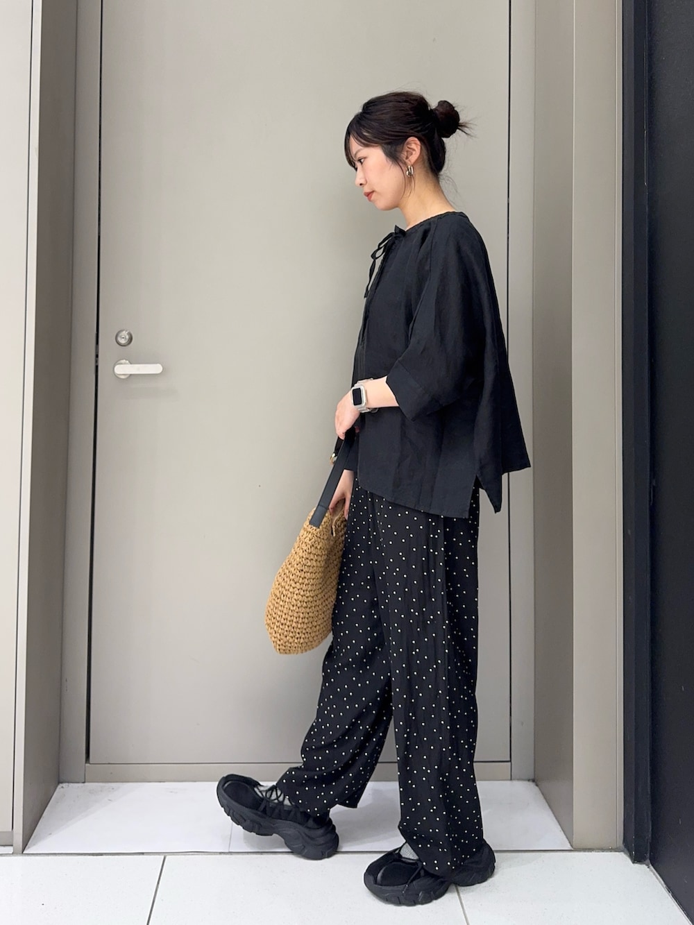 ブラック系のシャツ/ブラウス、ブラック系のその他パンツ、イエロー系のトートバッグを着用したレディースの夏コーディネートの2枚目の写真