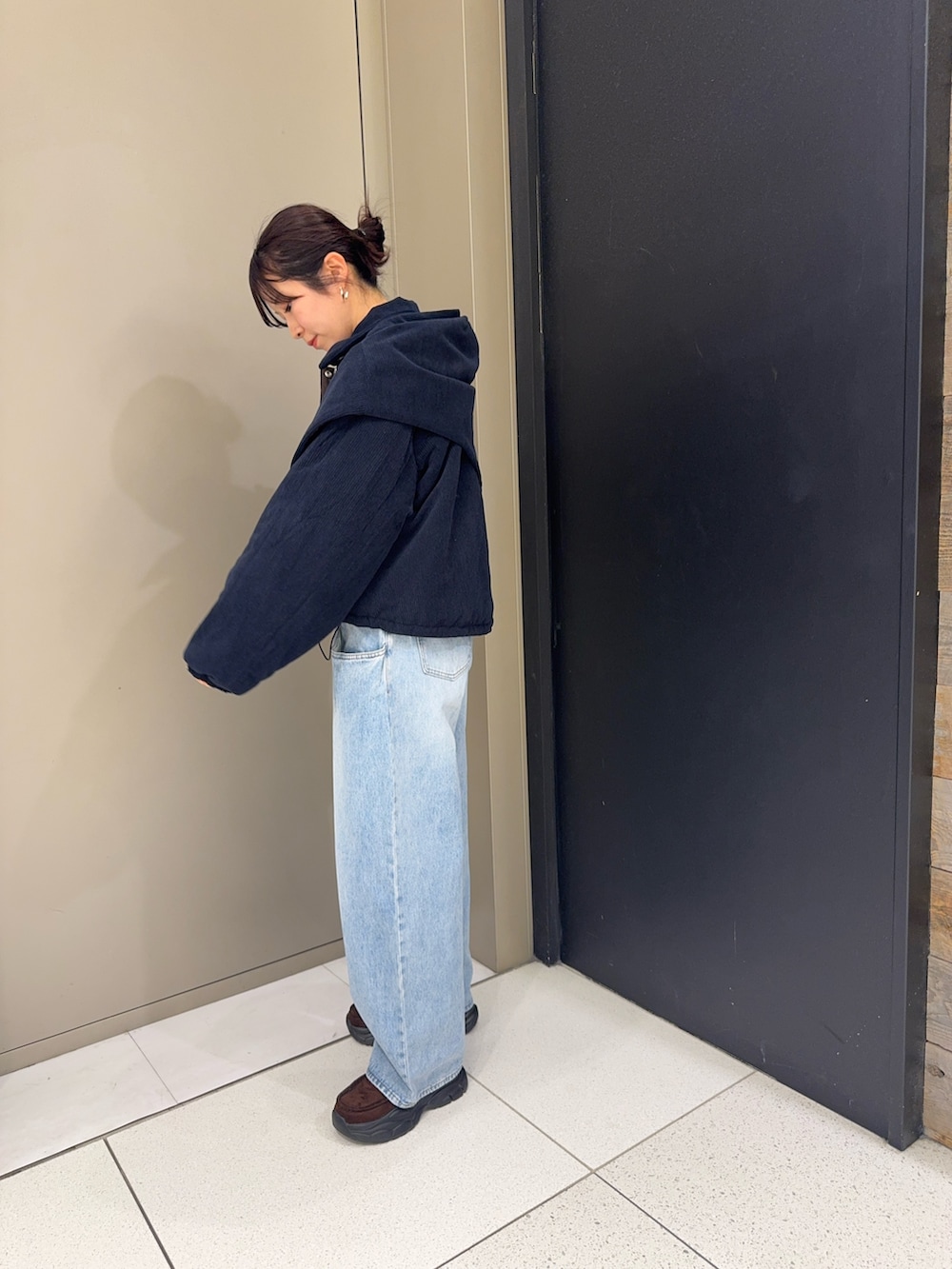 ブルー系のその他アウター、ブルー系のデニムパンツ、ブラウン系のローファーを着用したレディースの冬コーディネートの2枚目の写真