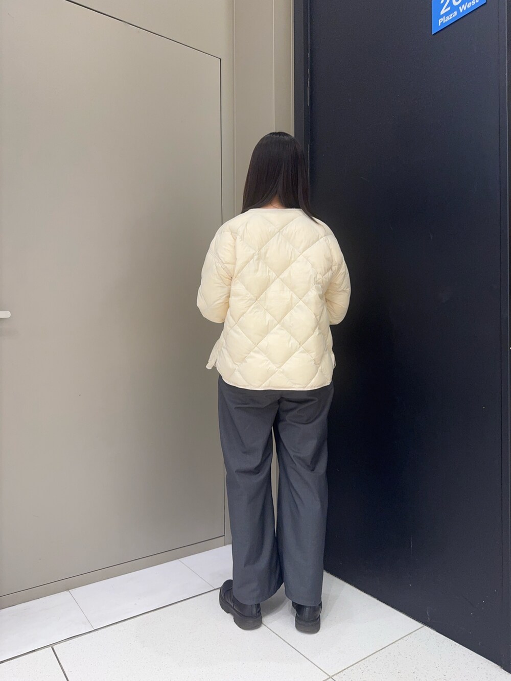 ホワイト系のダウンジャケット/コート、ホワイト系のハンドバッグを着用したレディースの冬コーディネートの3枚目の写真