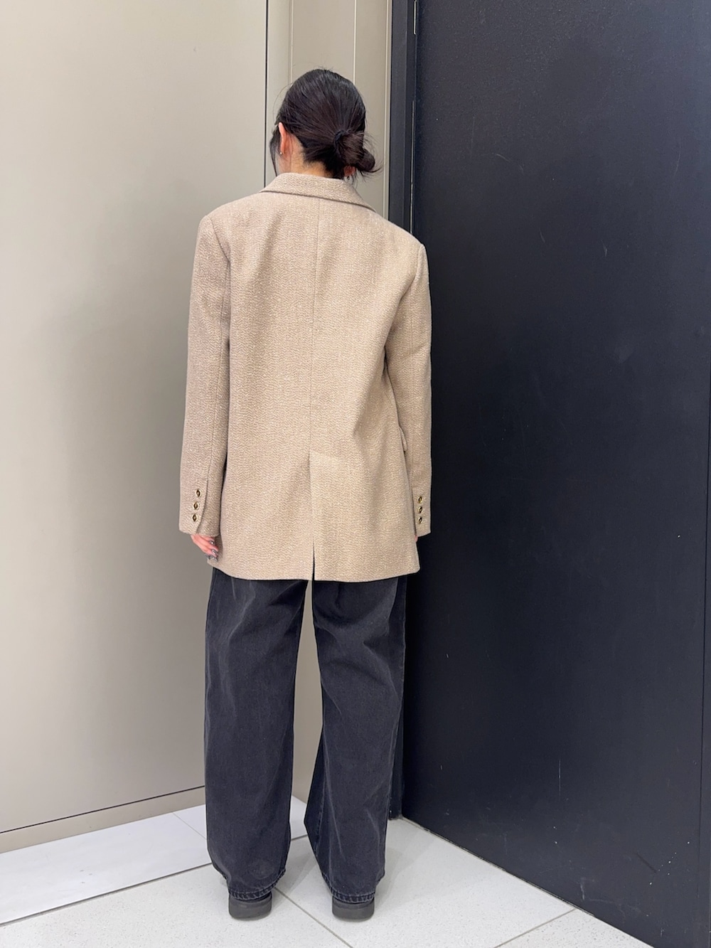 ベージュ系のその他アウター、ブラック系のデニムパンツ、ホワイト系のTシャツ/カットソーを着用したレディースの冬コーディネートの3枚目の写真