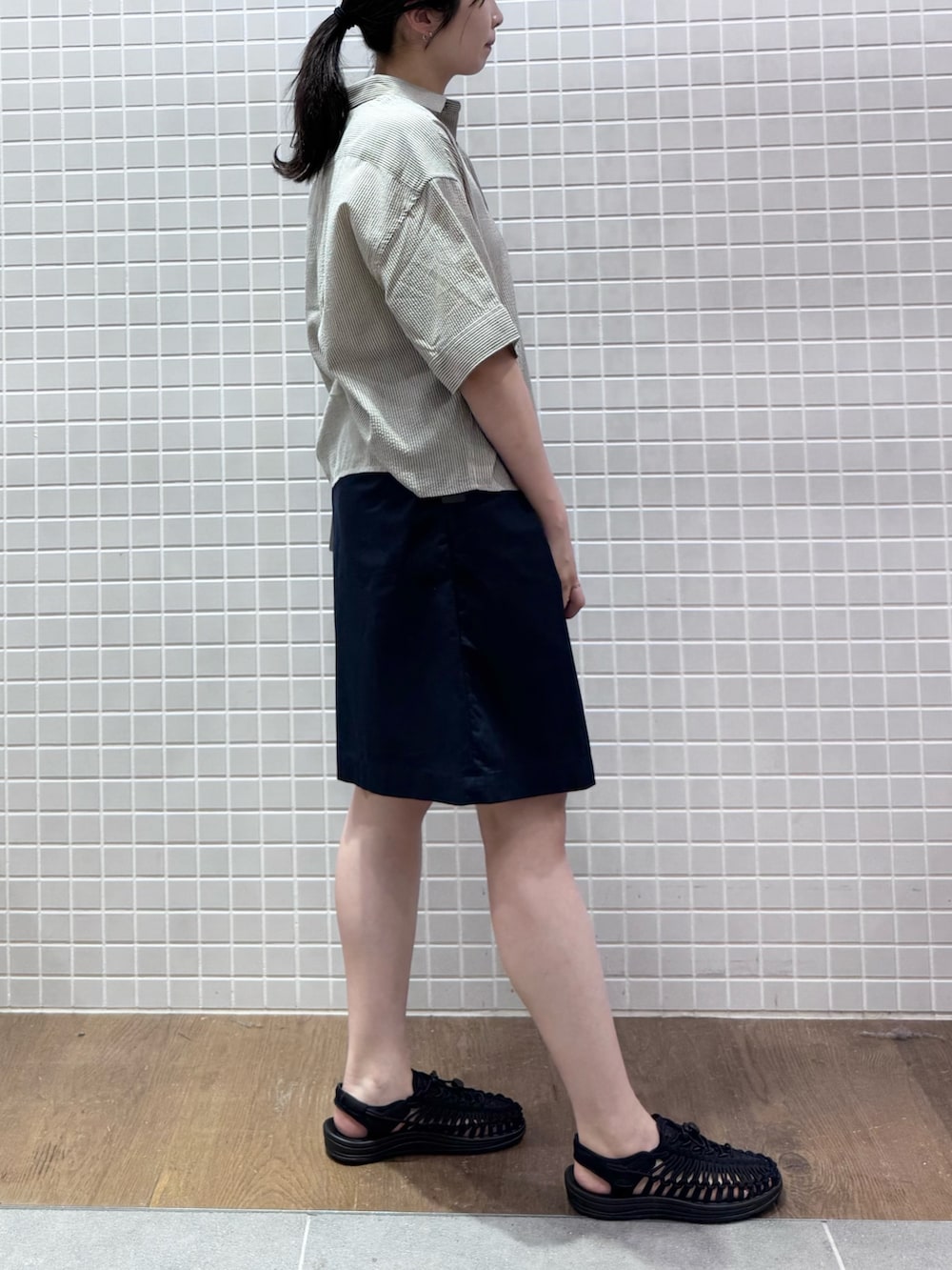 ベージュ系のシャツ/ブラウス、ブルー系のその他パンツ、ブラック系のサンダルを着用したレディースの夏コーディネートの2枚目の写真