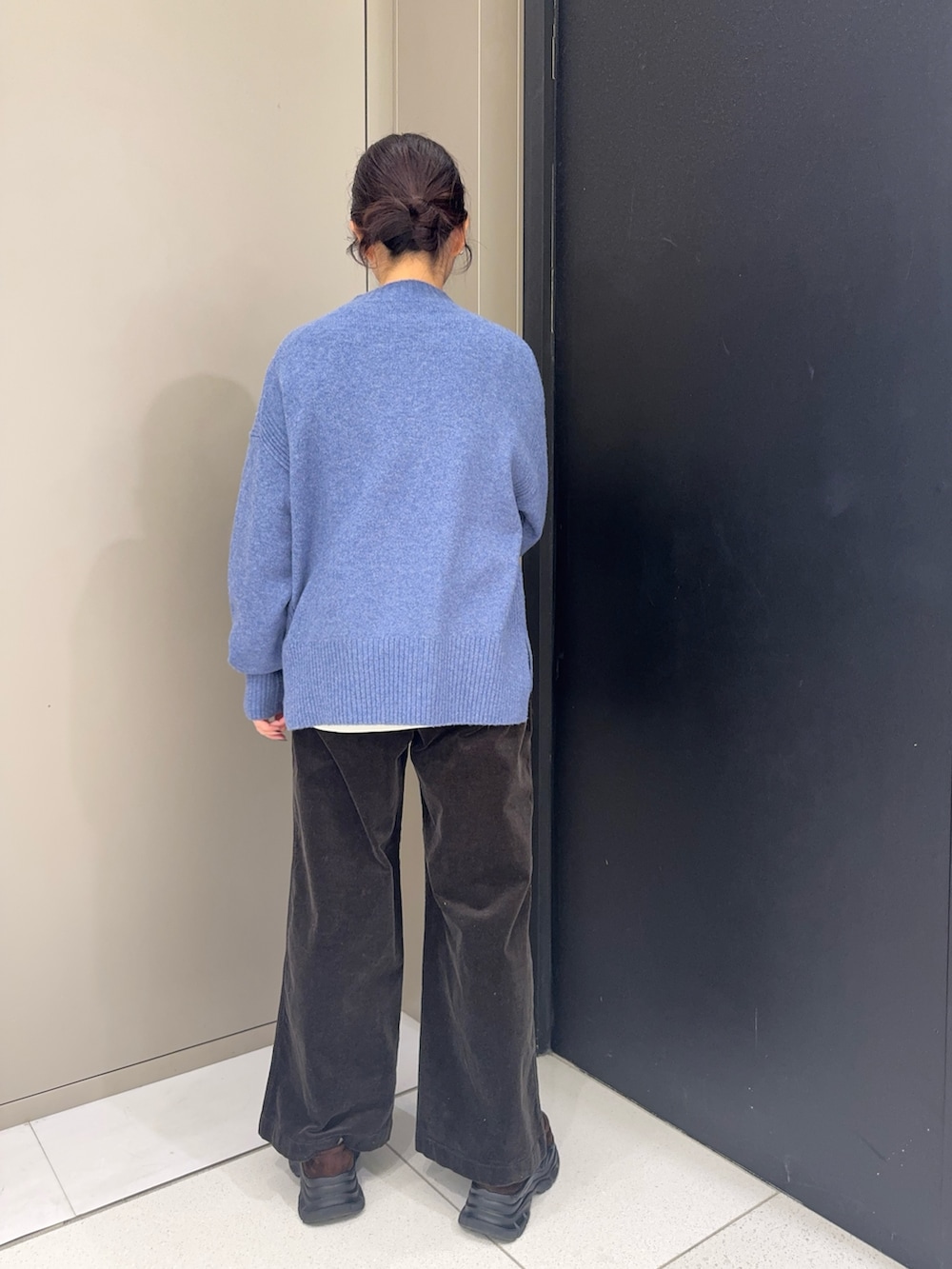 ブルー系のニット/セーター、グレー系のその他パンツ、ブラウン系のローファーを着用したレディースの冬コーディネートの3枚目の写真