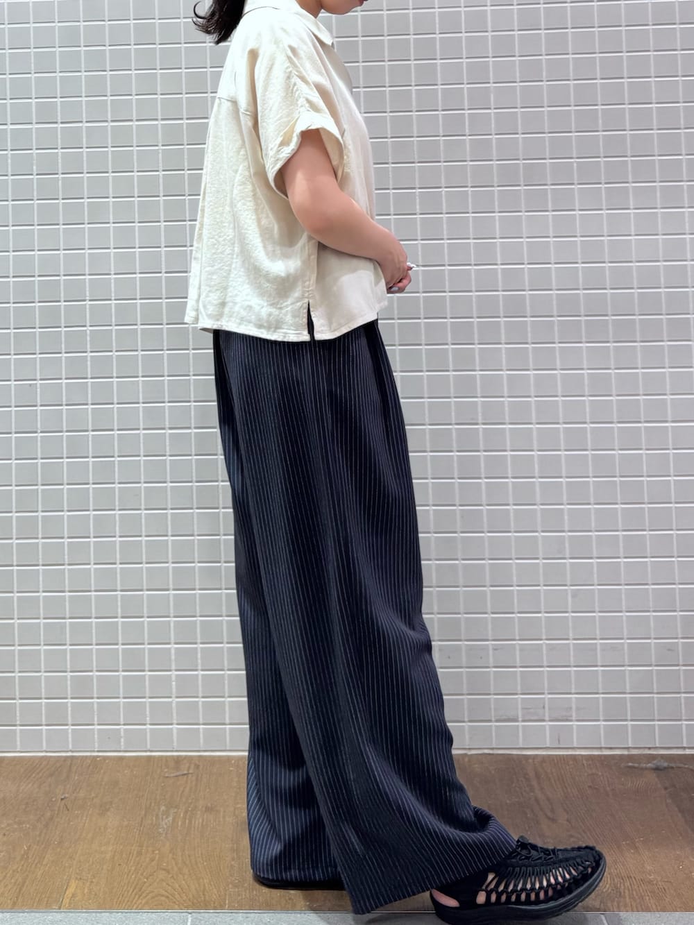 ホワイト系のシャツ/ブラウス、その他のその他パンツ、ブラック系のサンダルを着用したレディースの夏コーディネートの3枚目の写真
