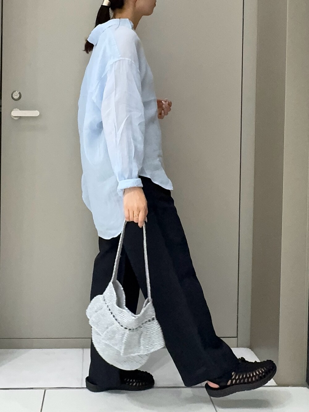 ブルー系のシャツ/ブラウス、ブラック系のその他パンツ、ブラック系のサンダルを着用したレディースの夏コーディネートの2枚目の写真