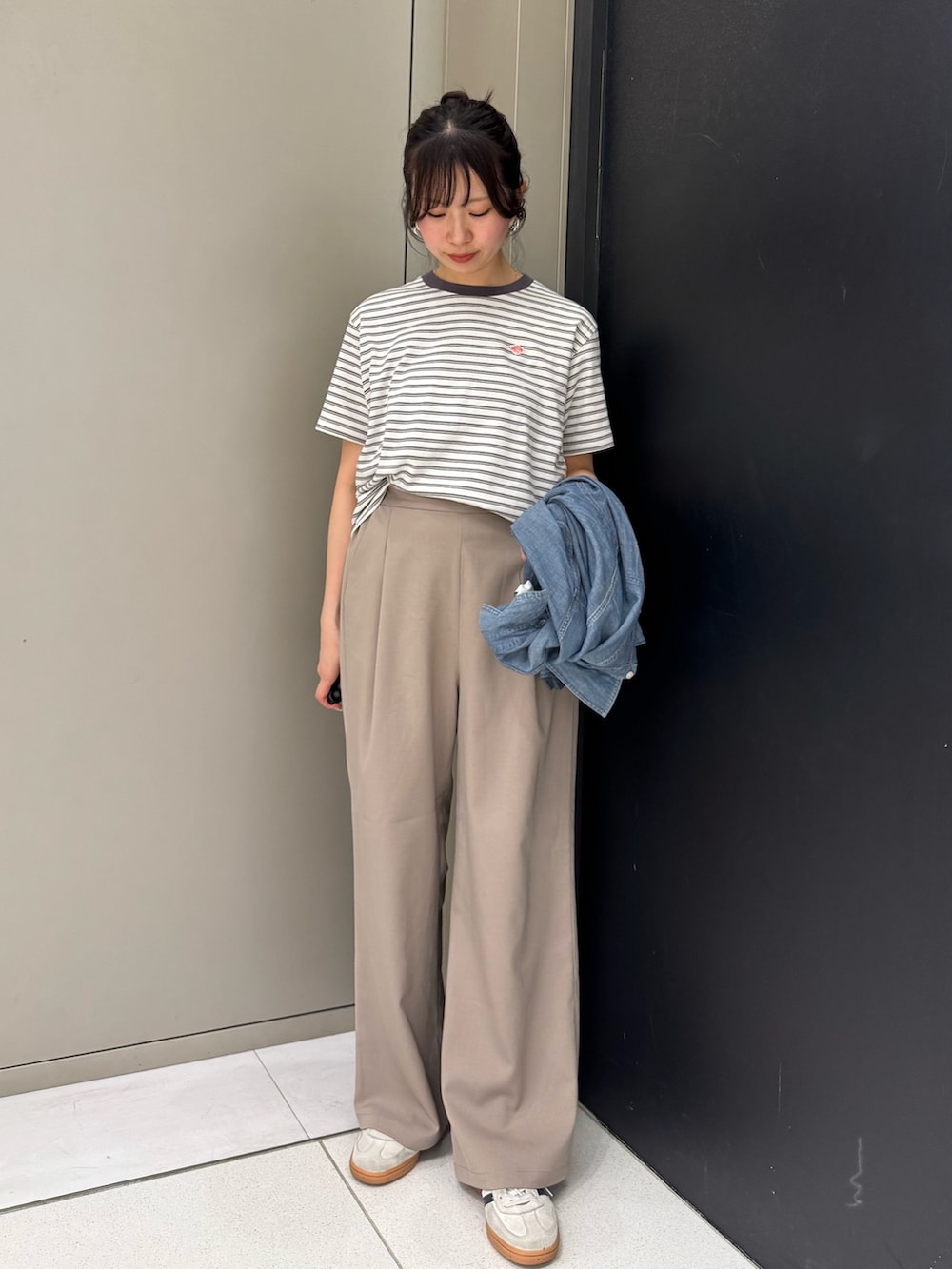 ブルー系のシャツ/ブラウス、ホワイト系のTシャツ/カットソー、ベージュ系のその他パンツを着用したレディースの春コーディネートの3枚目の写真