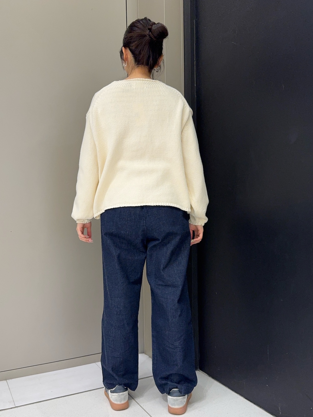 ホワイト系のカーディガン/ボレロ、ブルー系のその他パンツ、ホワイト系のスニーカーを着用したレディースの春コーディネートの3枚目の写真