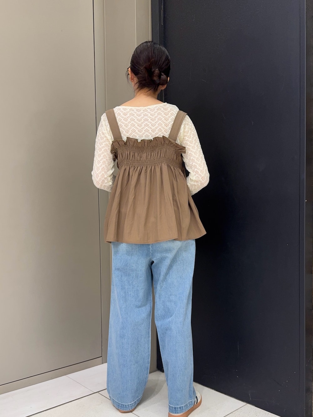 ホワイト系のTシャツ/カットソー、ブルー系のデニムパンツ、ホワイト系のスニーカーを着用したレディースの春コーディネートの3枚目の写真