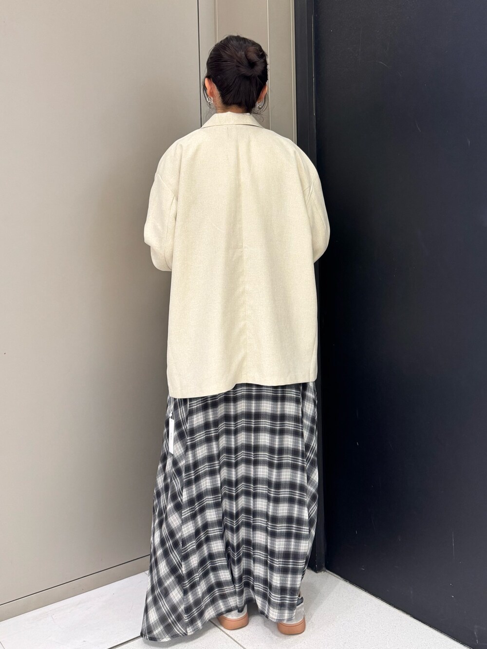 ベージュ系のその他アウター、ホワイト系のTシャツ/カットソー、ホワイト系のスニーカーを着用したレディースの春コーディネートの2枚目の写真