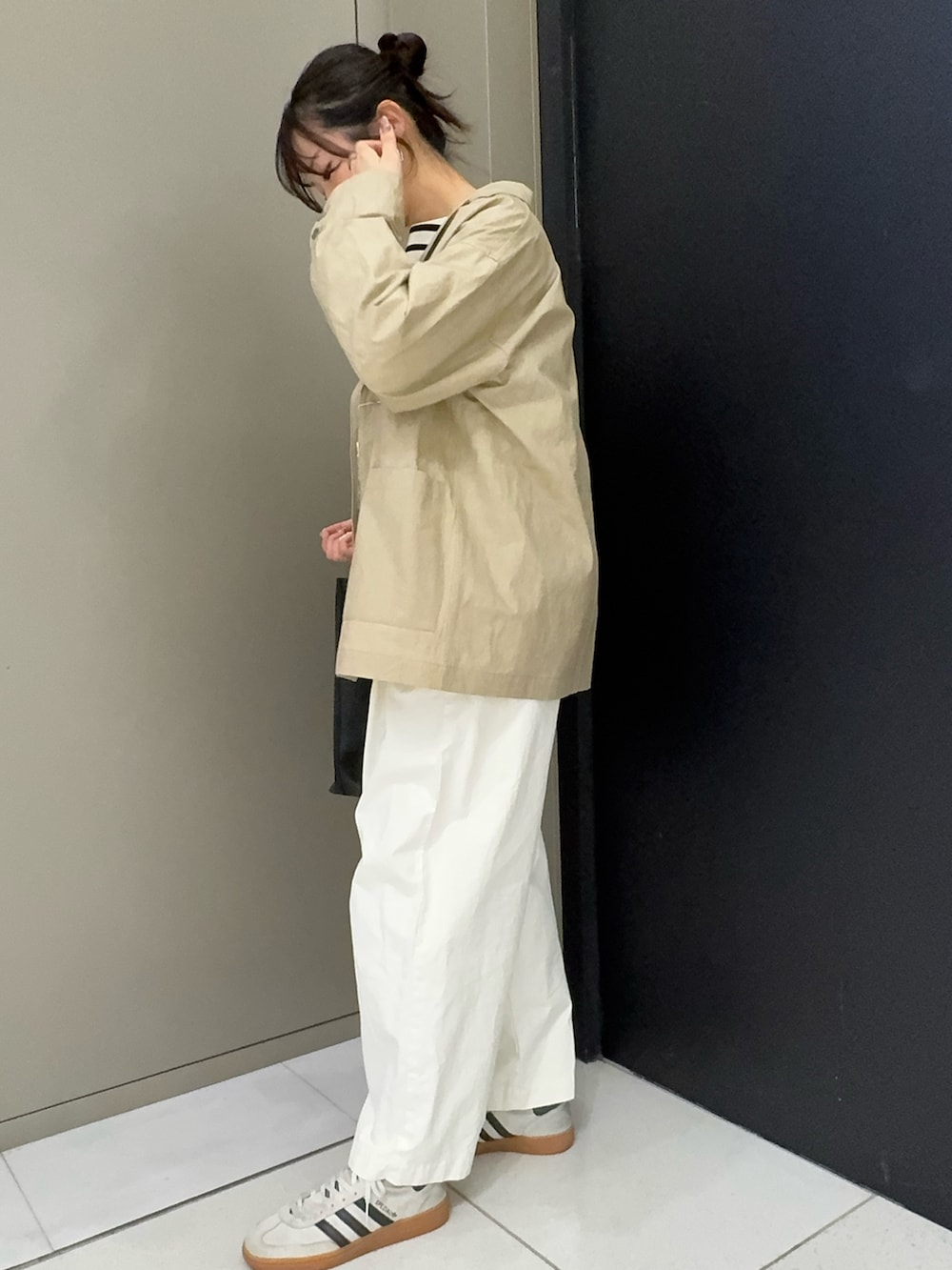 ホワイト系のその他パンツ、ベージュ系のその他アウター、ブラック系のTシャツ/カットソーを着用したレディースの春コーディネートの2枚目の写真