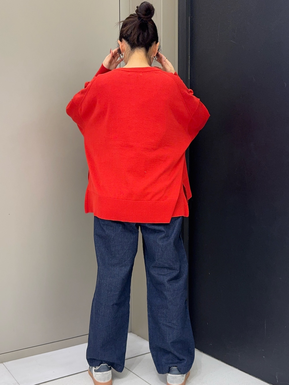 レッド系のカーディガン/ボレロ、ブルー系のその他パンツ、ホワイト系のスニーカーを着用したレディースの春コーディネートの2枚目の写真